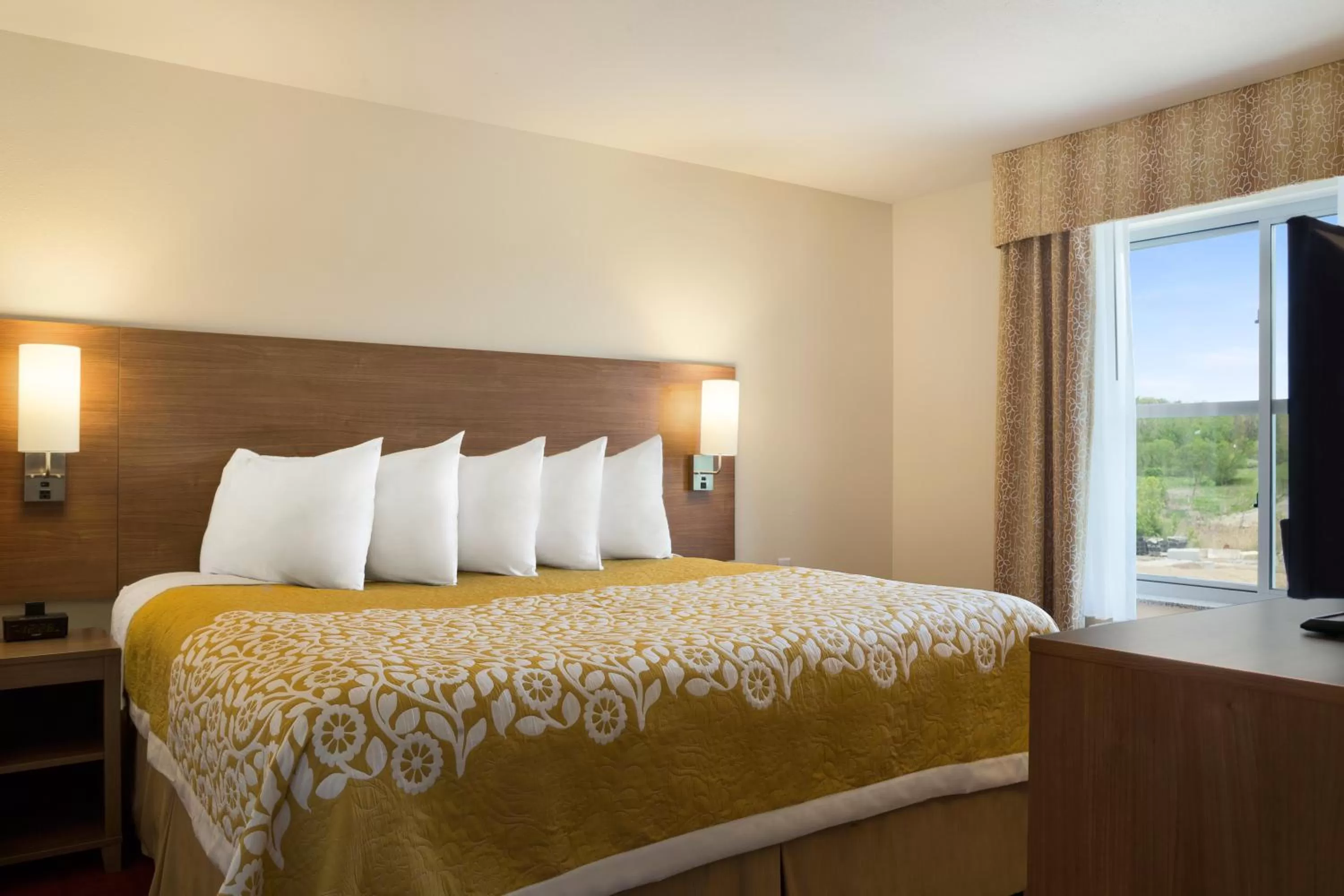 Bed in Days Inn & Suites by Wyndham Belmont