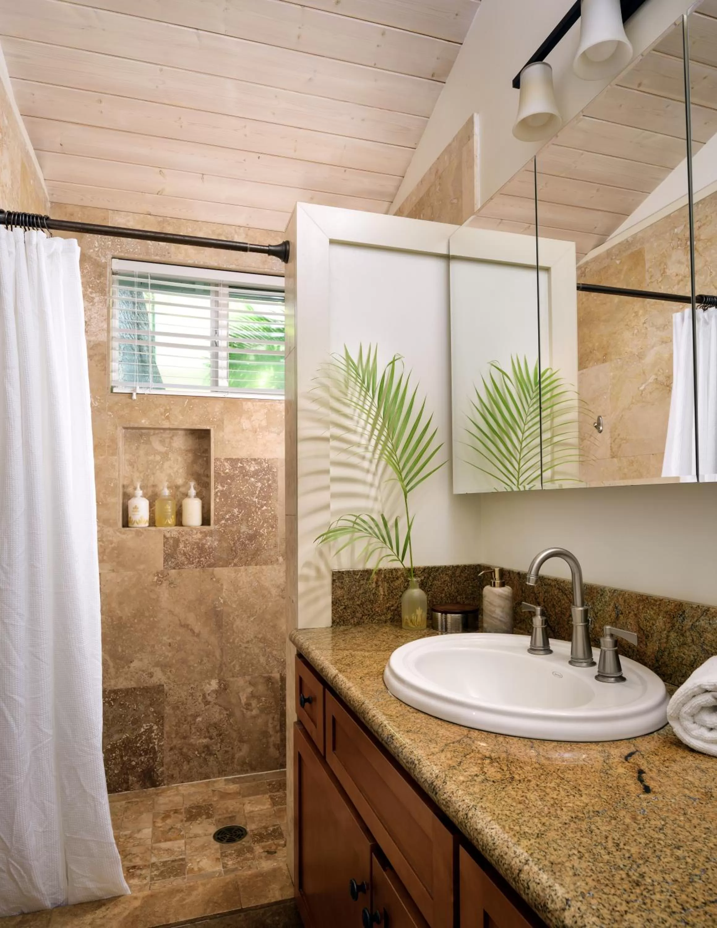 Shower in Paia Inn
