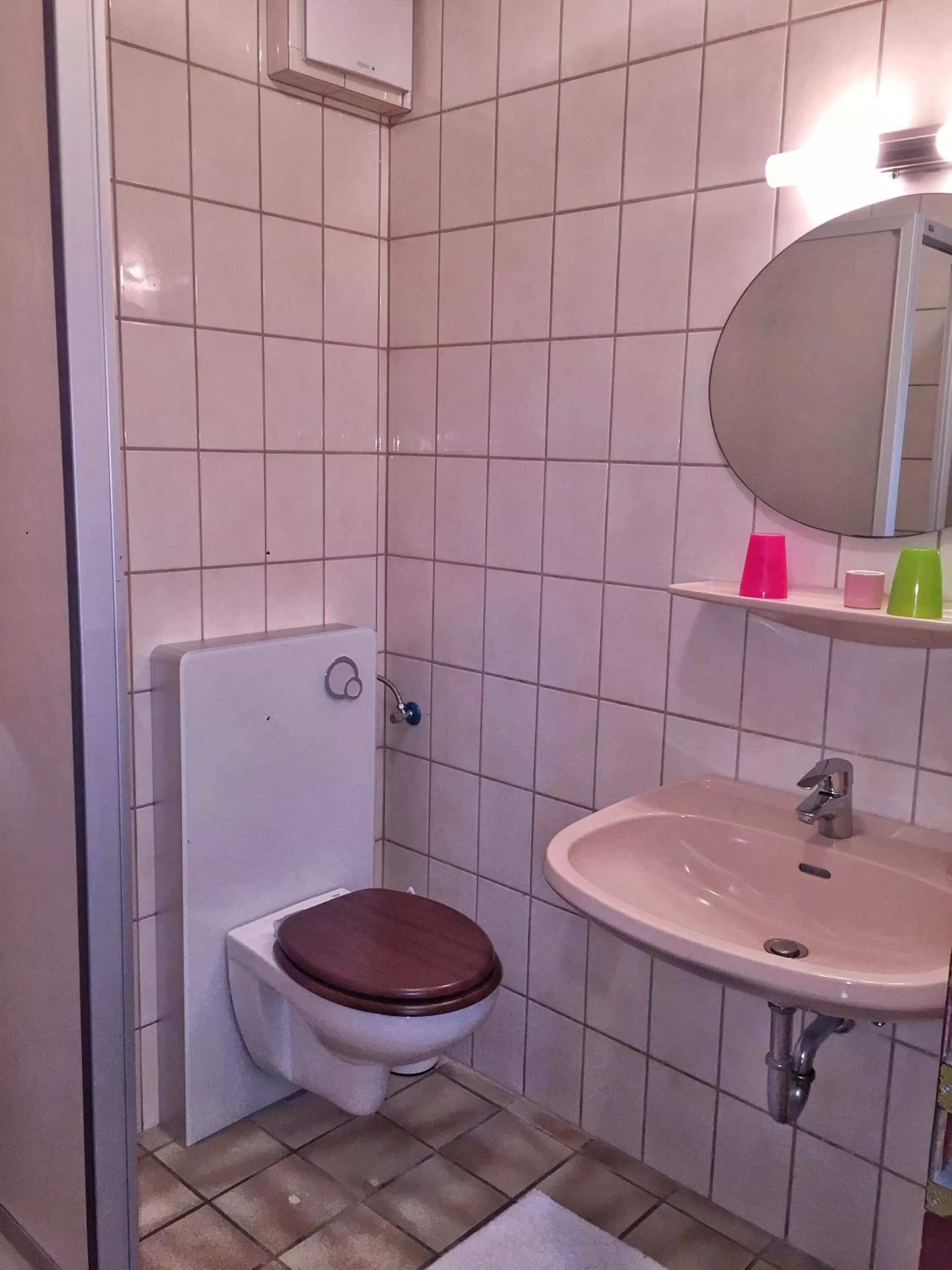 Shower in Hotel Attaché