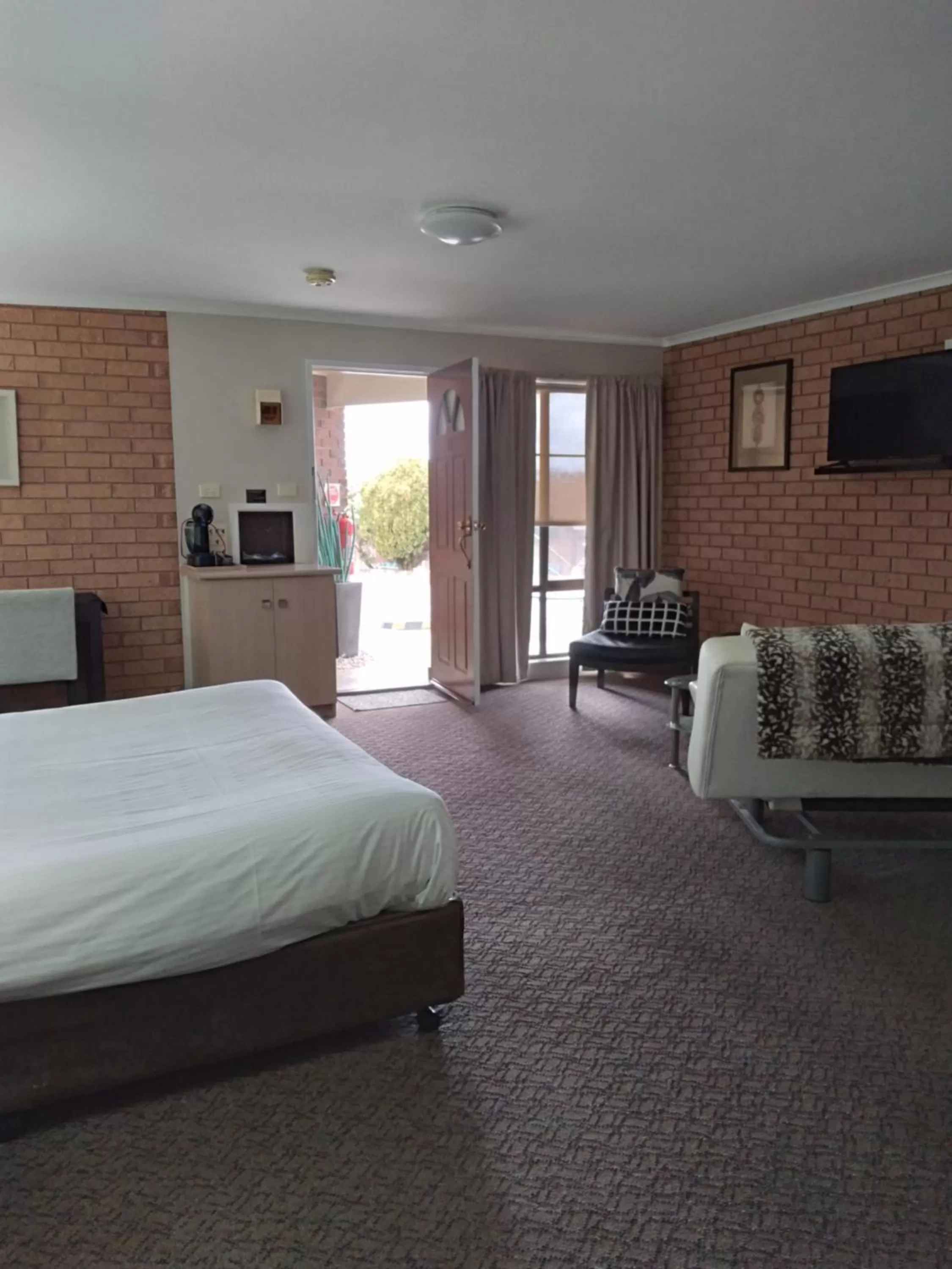 Bristol Hill Motor Inn