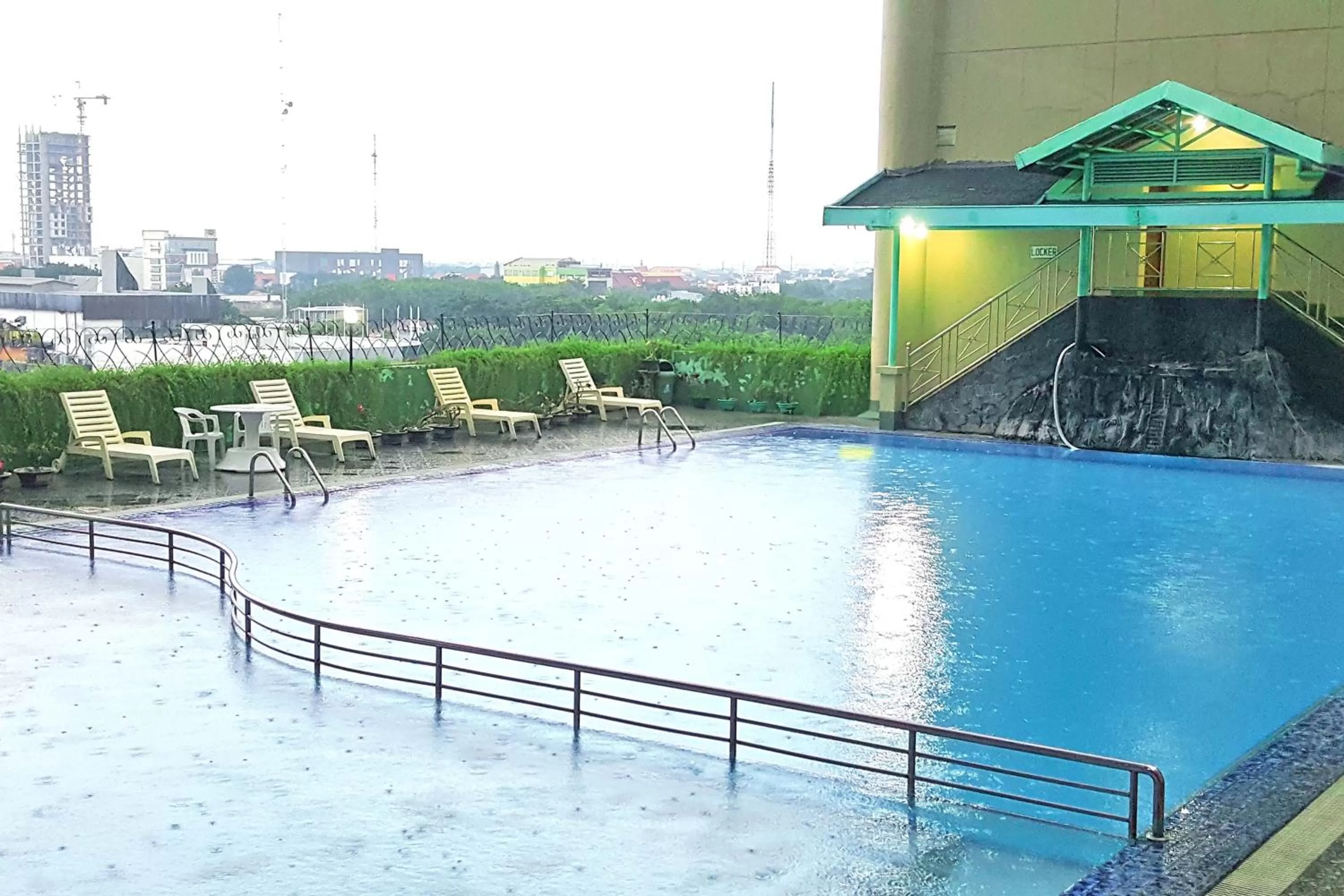 Swimming pool in Tunjungan Hotel