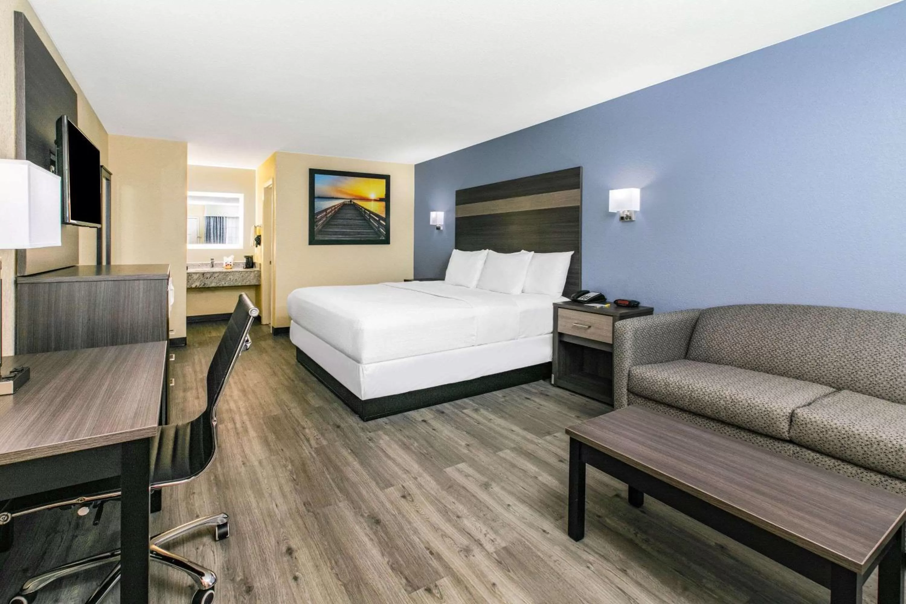 Photo of the whole room, Bed in Days Inn by Wyndham Waco Near Downtown University