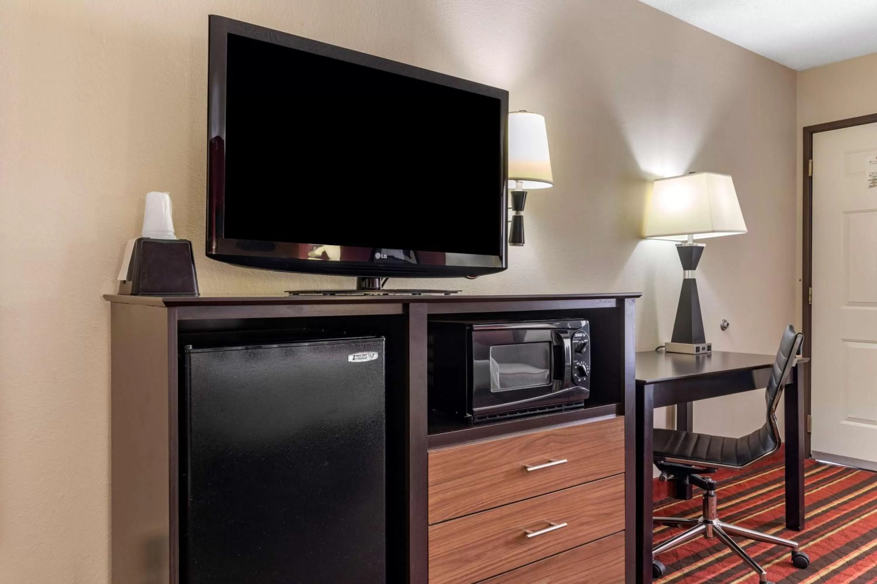 Bedroom in Best Western Lindale Inn