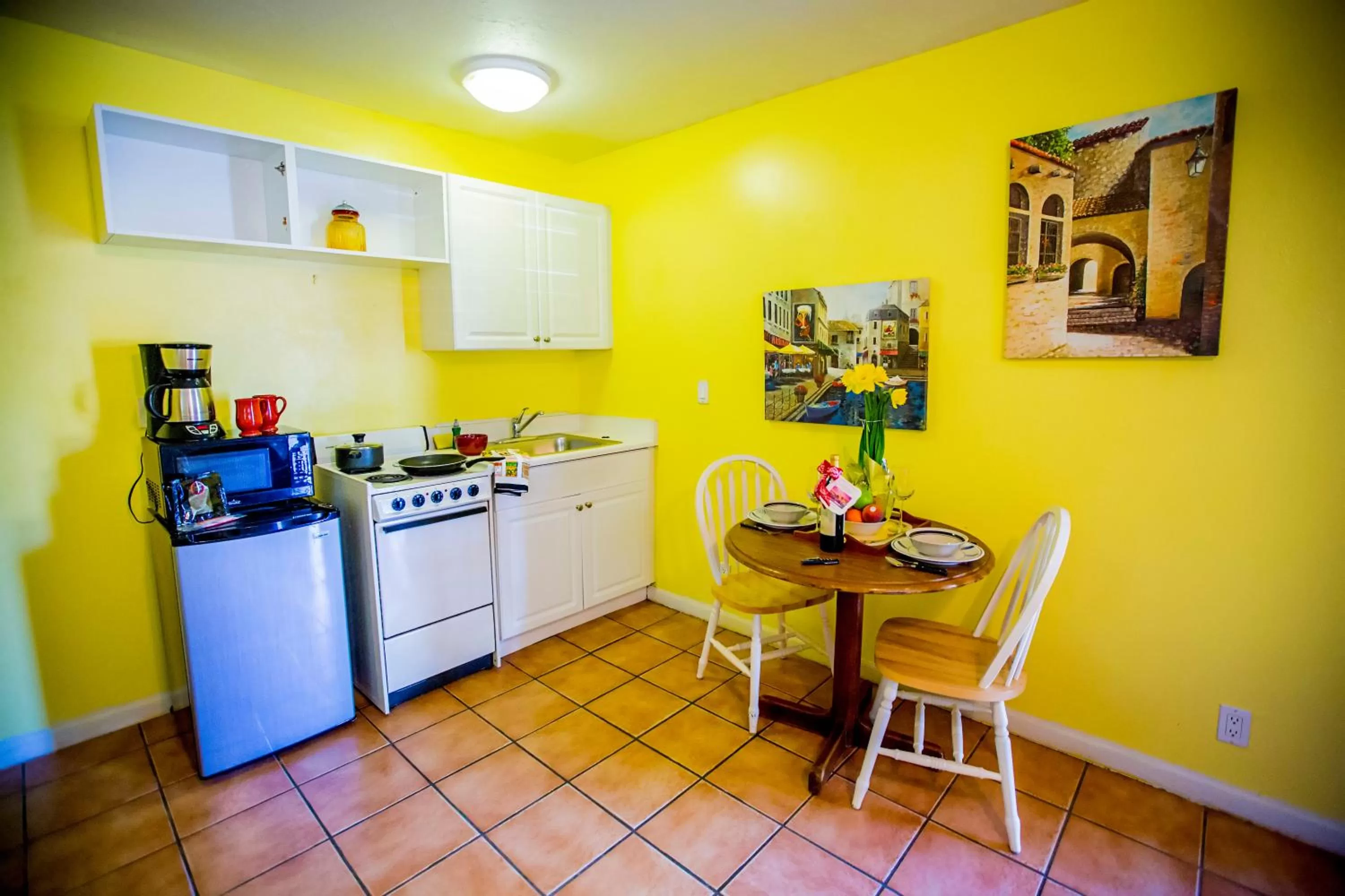 Kitchen or kitchenette in Leucadia Beach Inn
