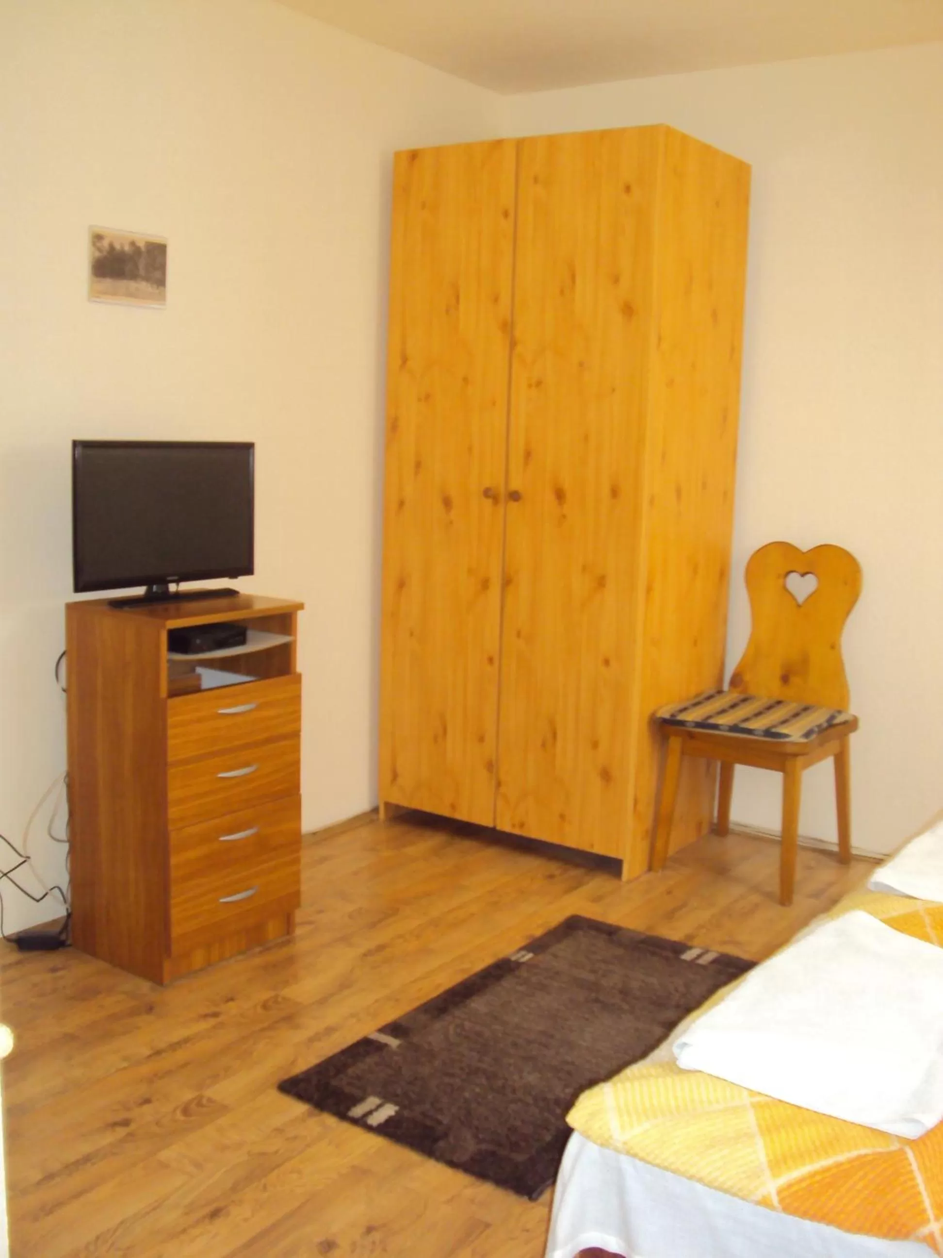 TV/Entertainment Center in Lila Akác Vendégház Esztergom