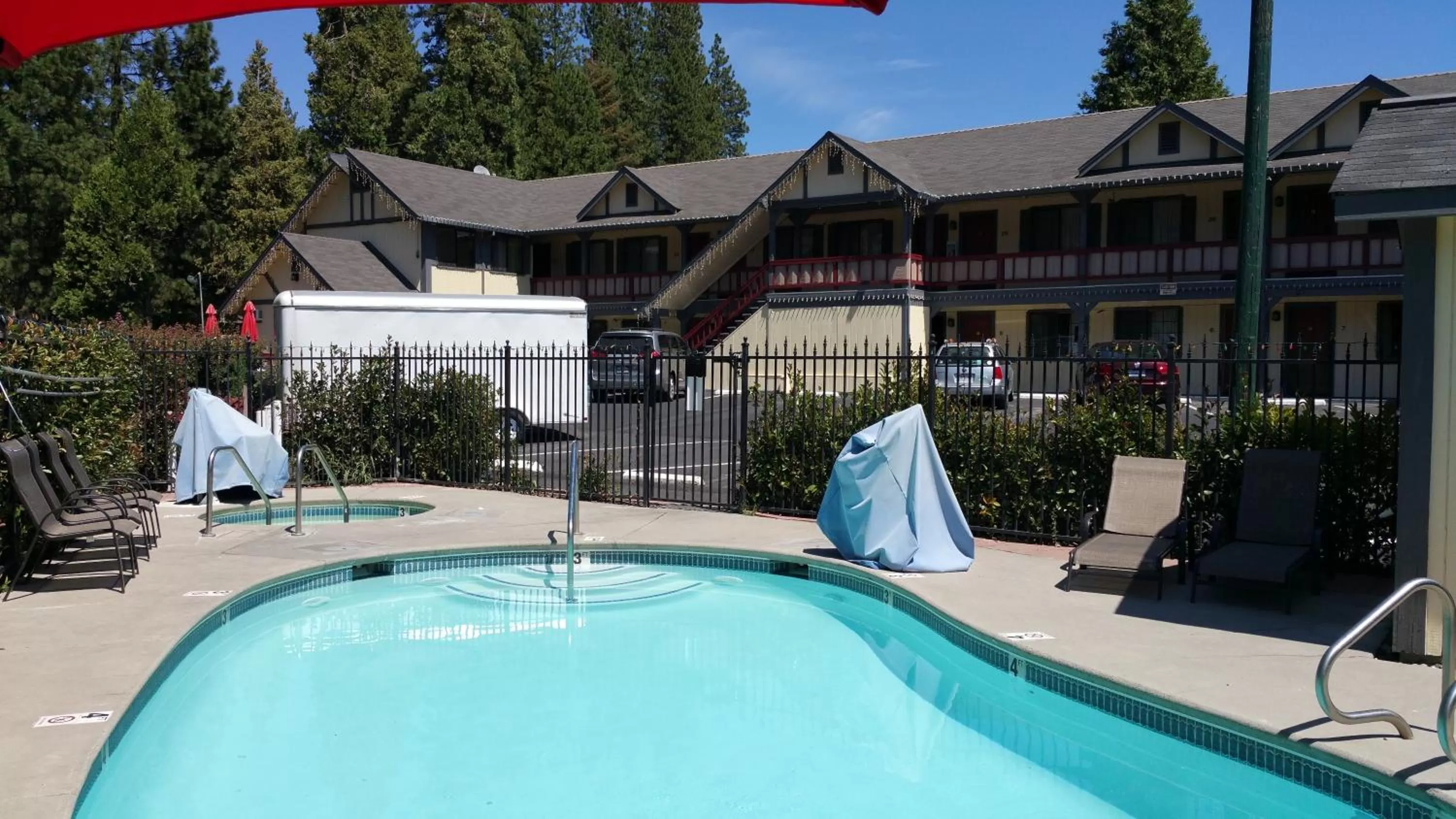 Swimming pool in Wildwood Inn