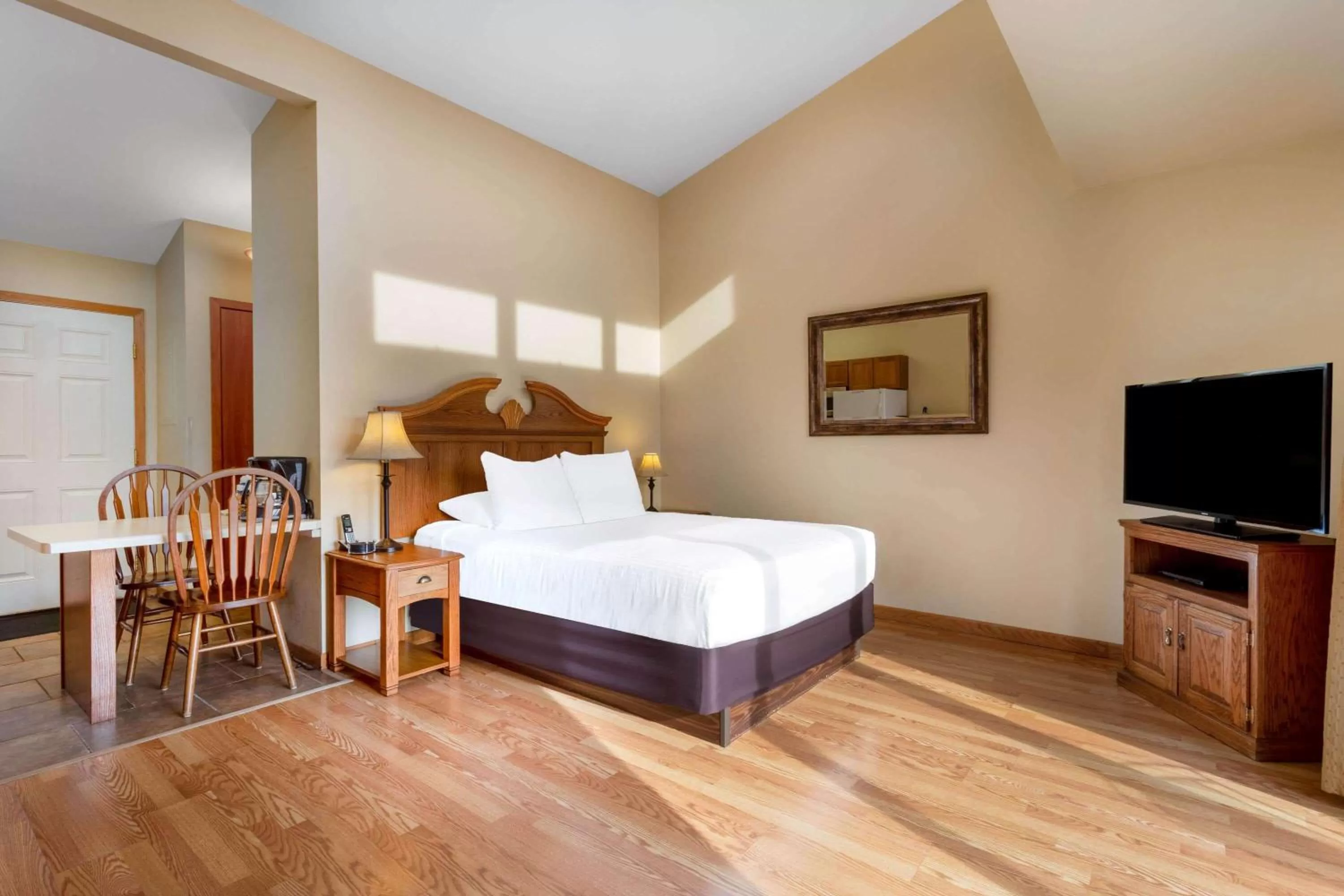 Queen Studio Suite with Sofa Bed - Non-Smoking in Tamarack Wisconsin Dells, a Ramada by Wyndham