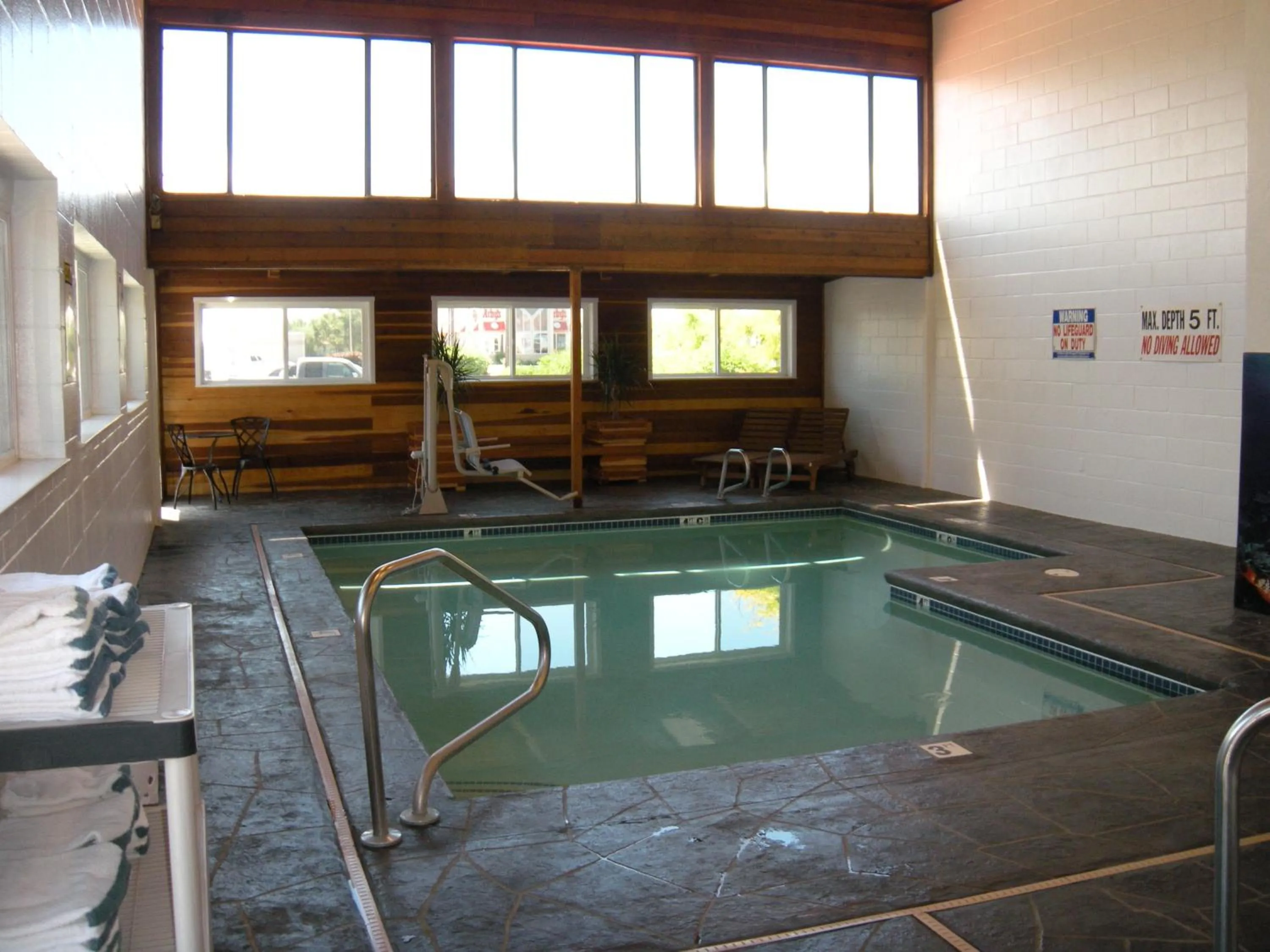 Swimming pool in Motel West