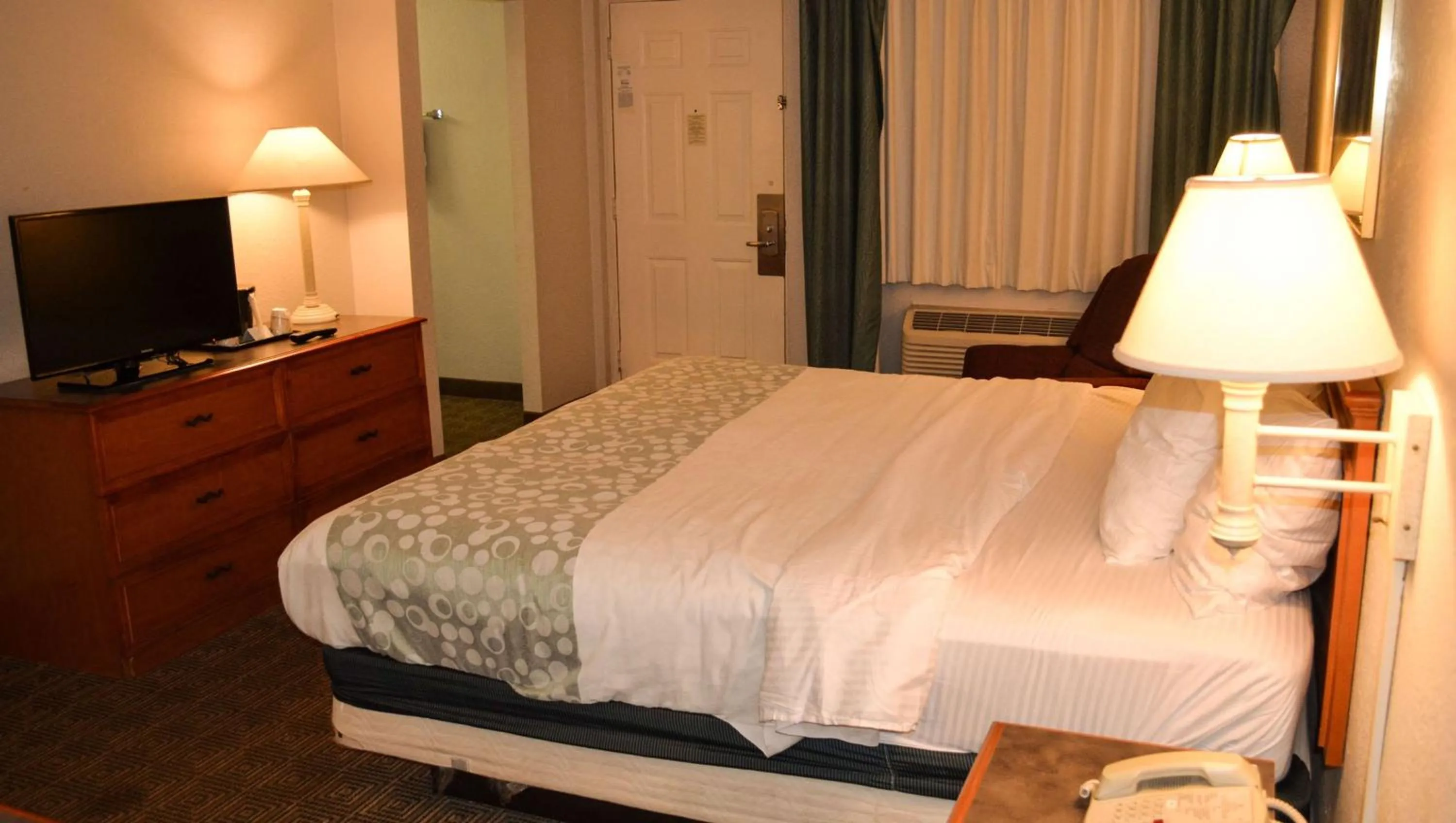 Photo of the whole room, Bed in Magnuson Hotel Texarkana