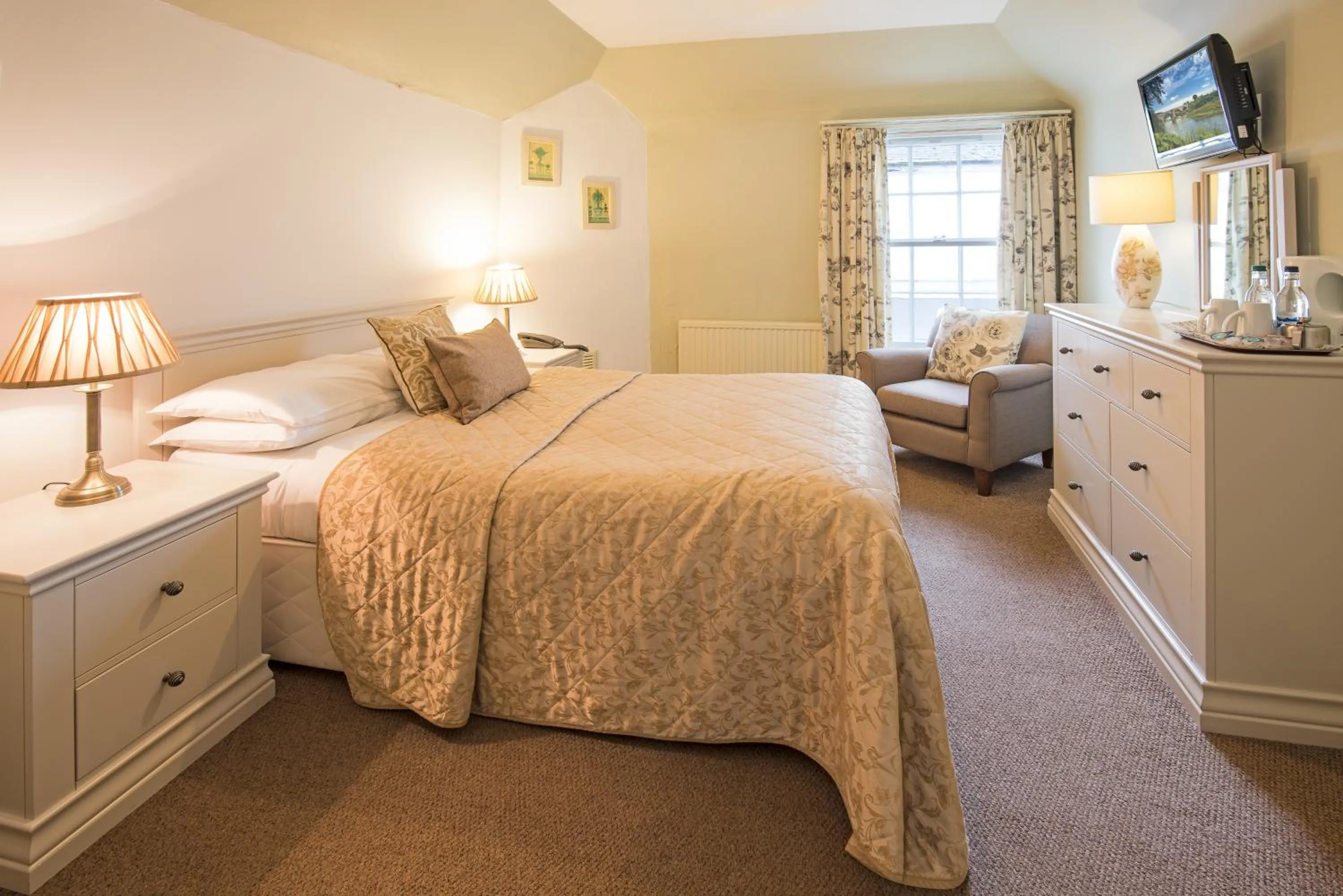 Photo of the whole room, Bed in Queenshead Hotel Kelso