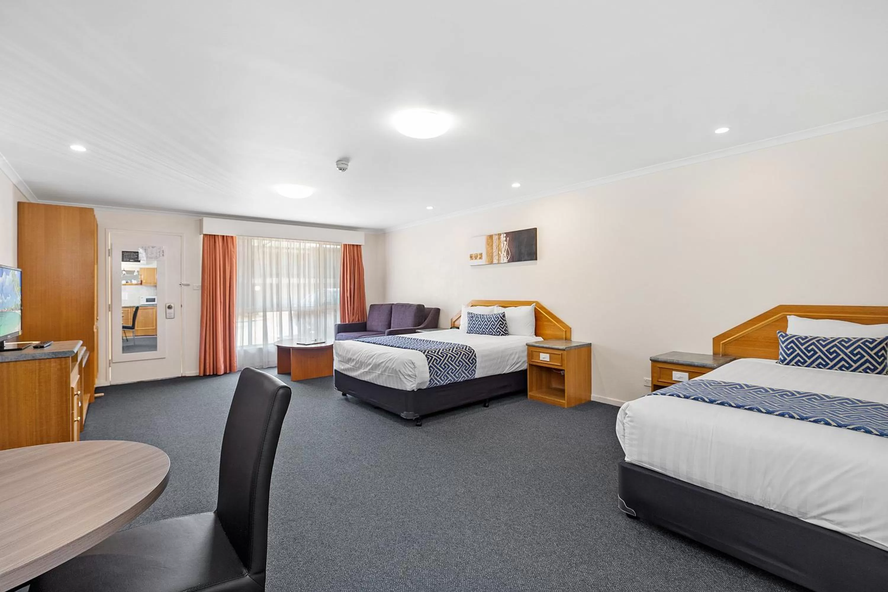 Photo of the whole room, Bed in Thunderbird Motel Yass