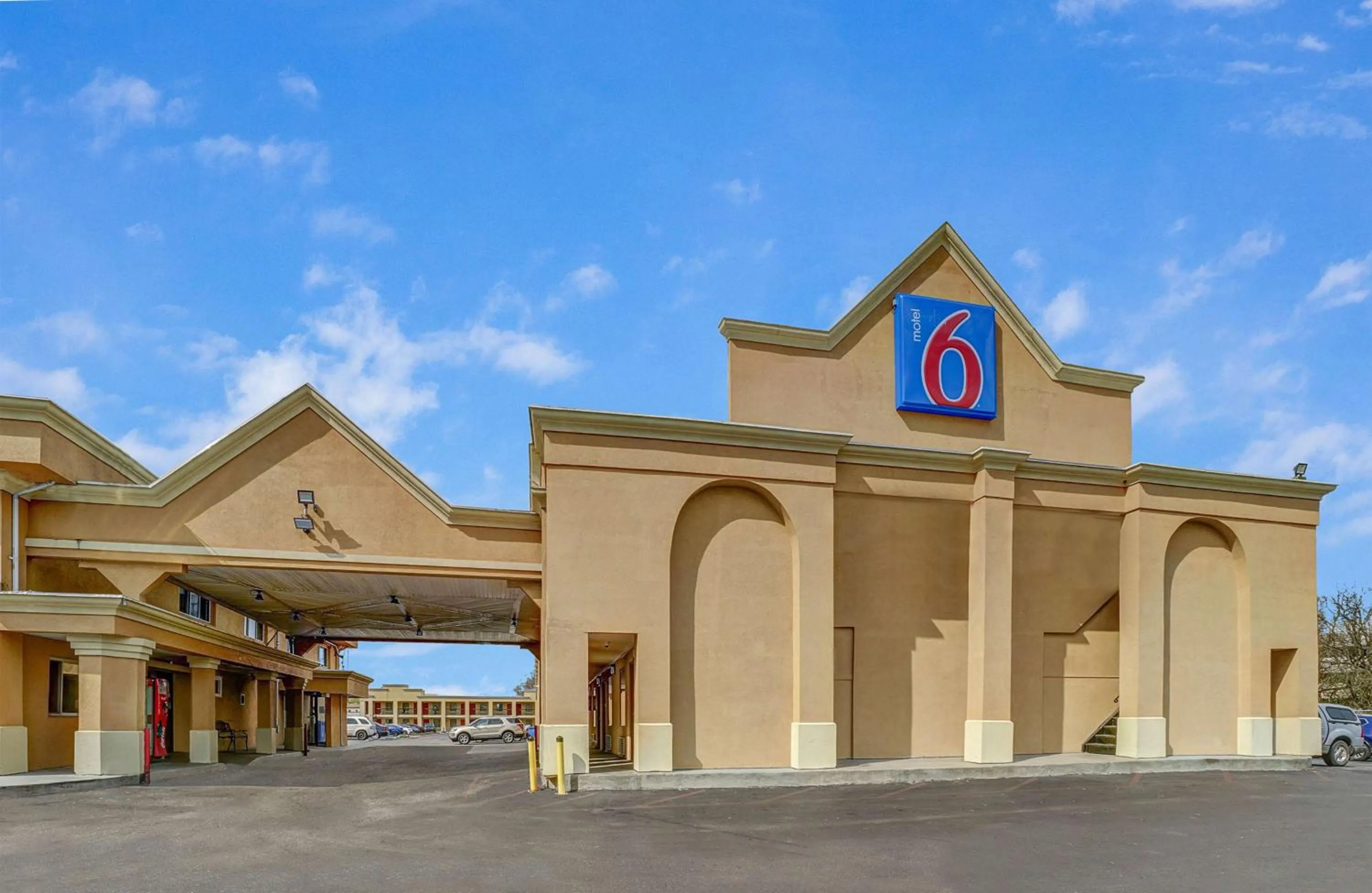 Property building in Motel 6 Lester - Philadelphia Airport