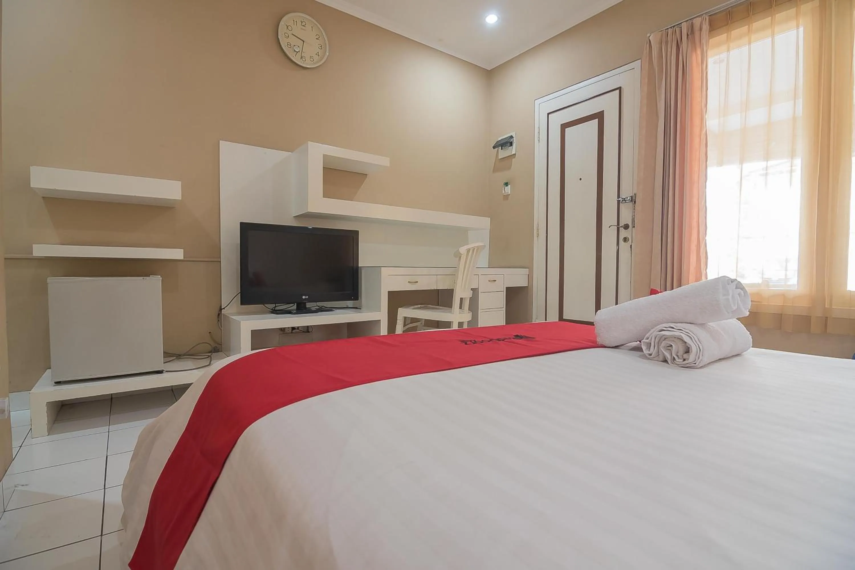 Bedroom, Bed in RedDoorz at Amellia Pasteur Bandung