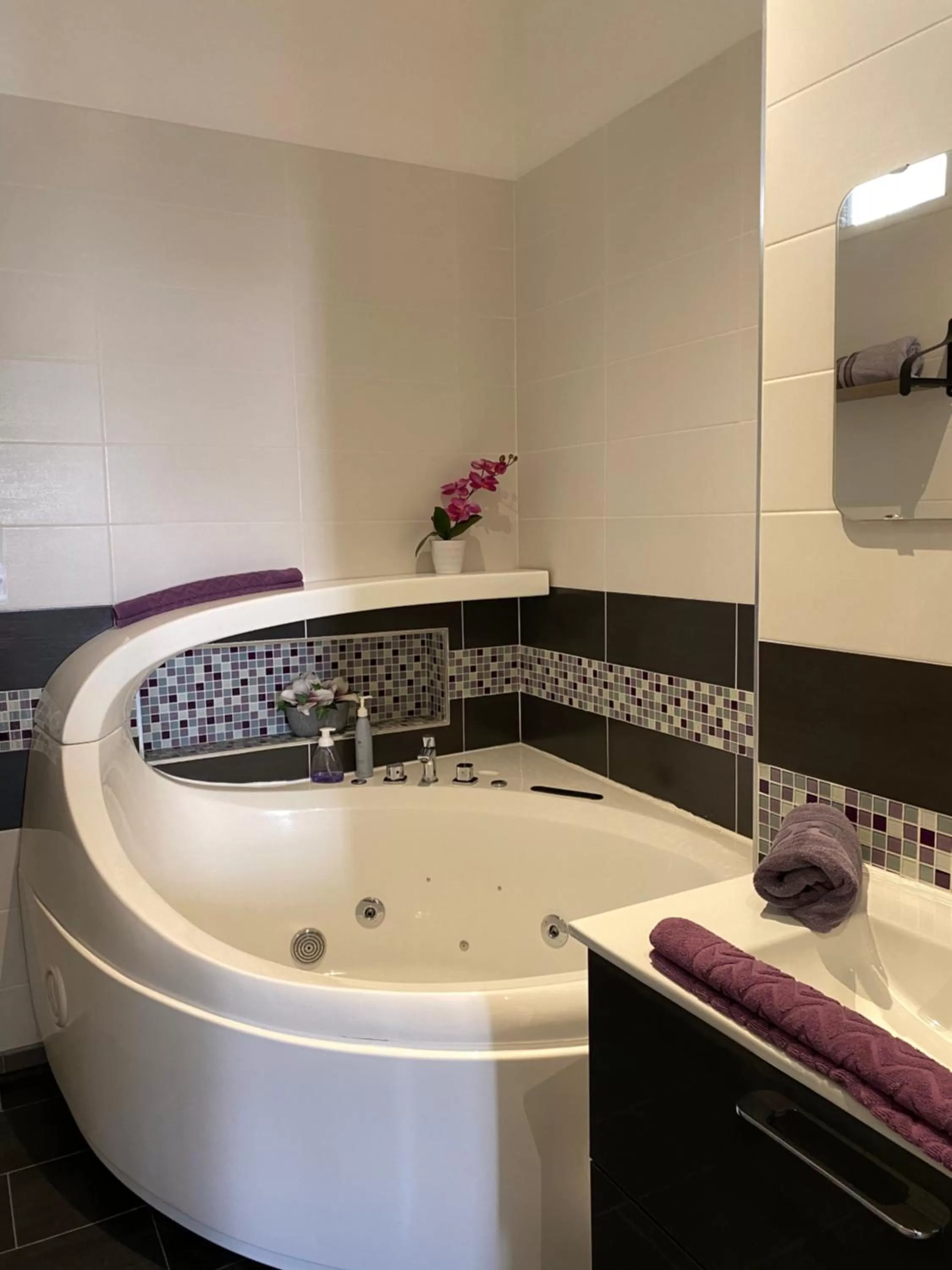 Hot Tub in Chambres d'Hôtes Au coin du spa