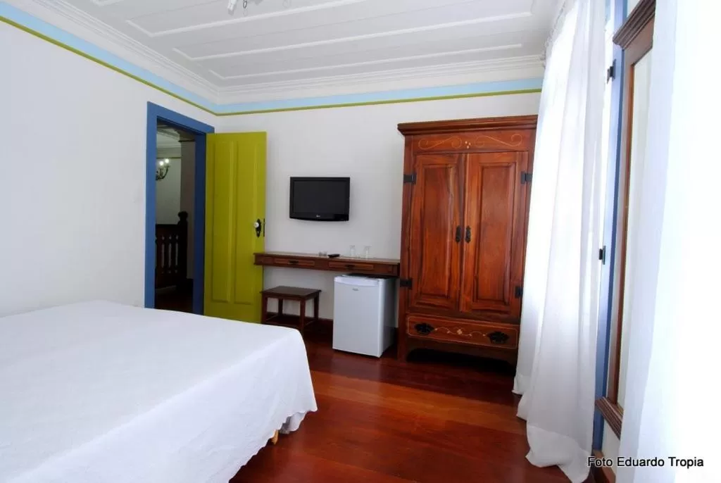 Bedroom, TV/Entertainment Center in Pousada Laços de Minas