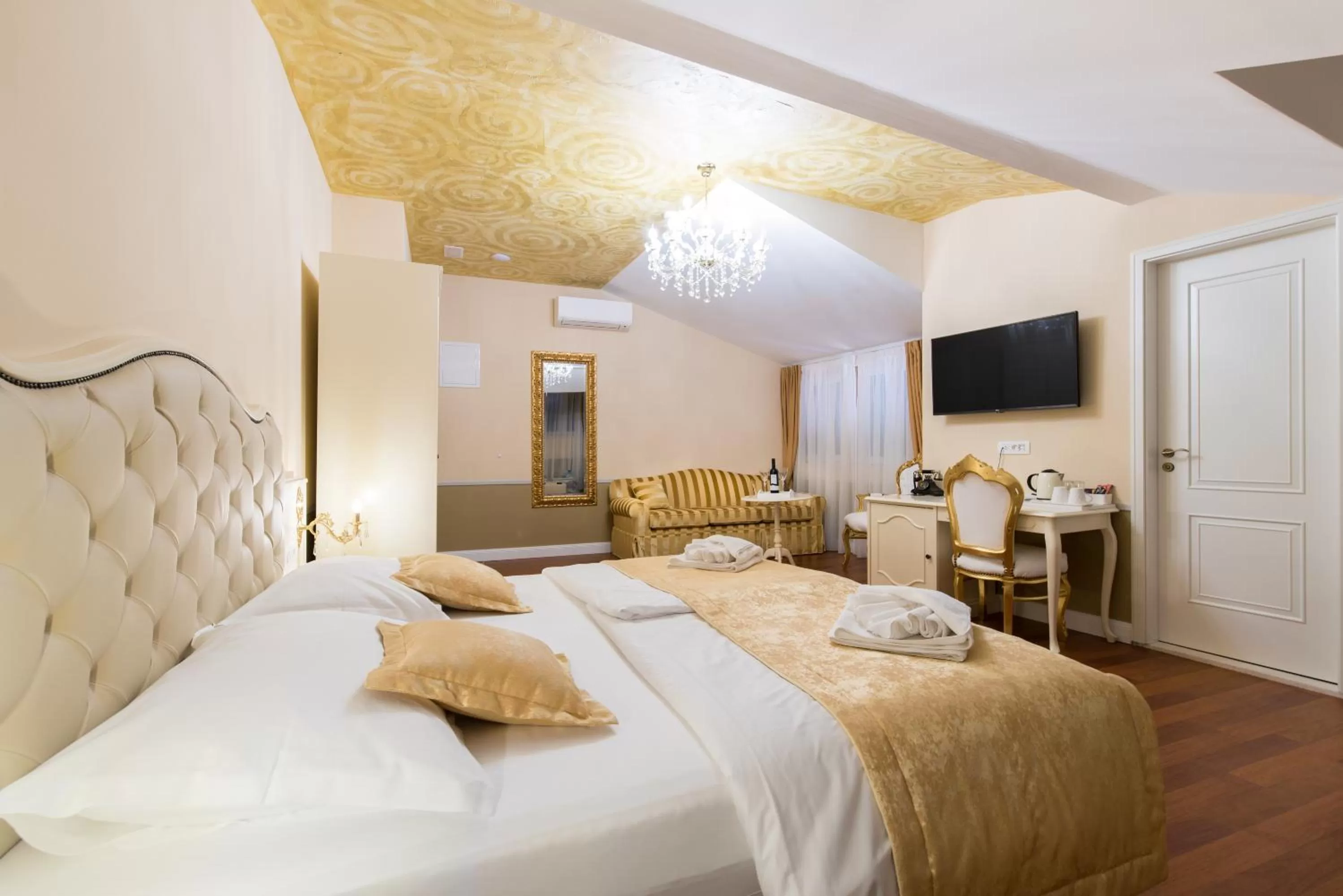 TV and multimedia, Bed in Central Square Heritage Hotel