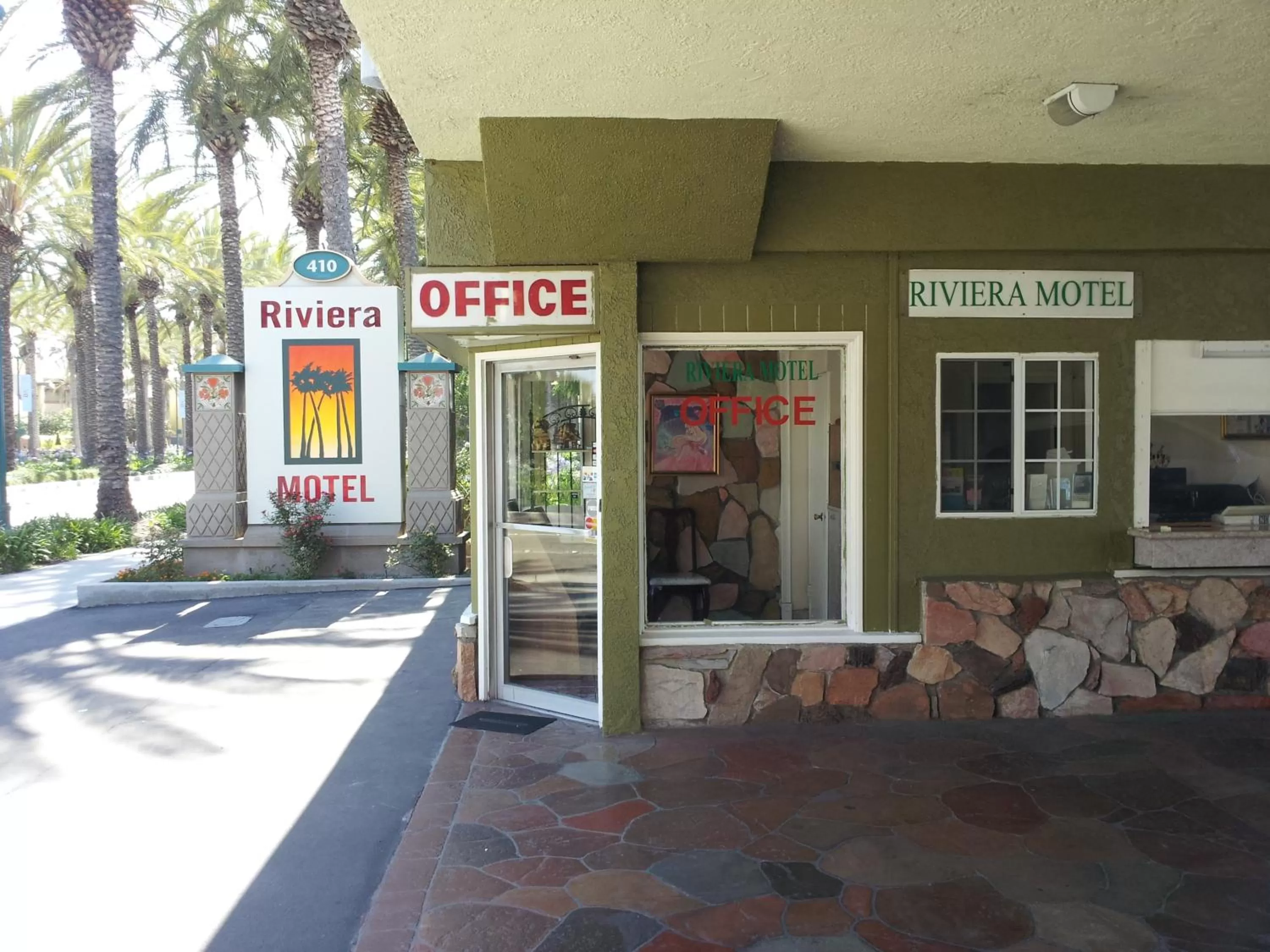 Facade/entrance in Riviera Motel