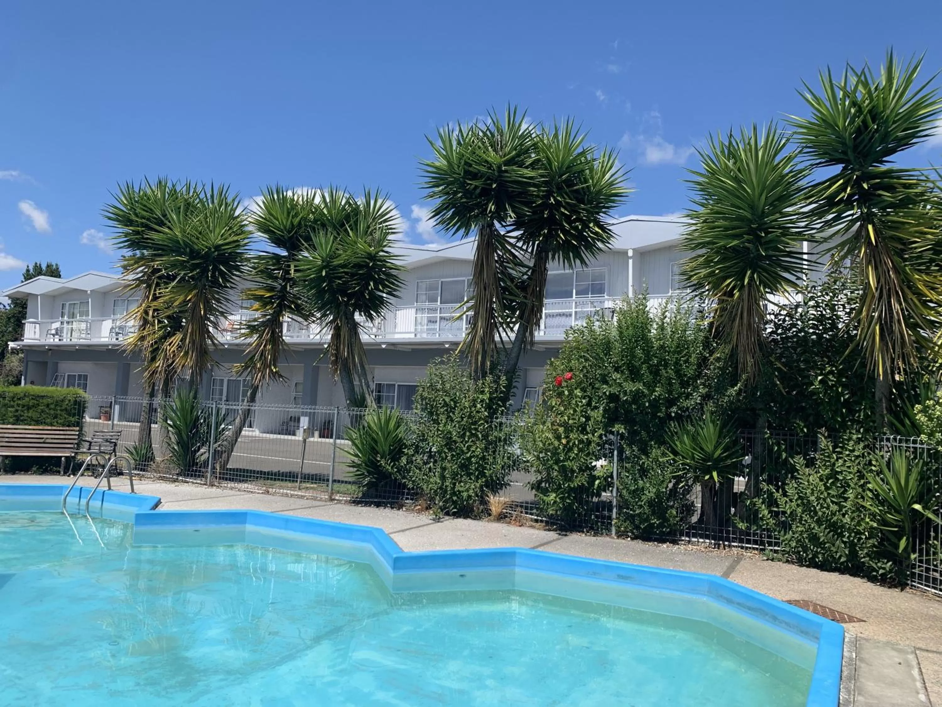 Property building in Apple Motor Inn