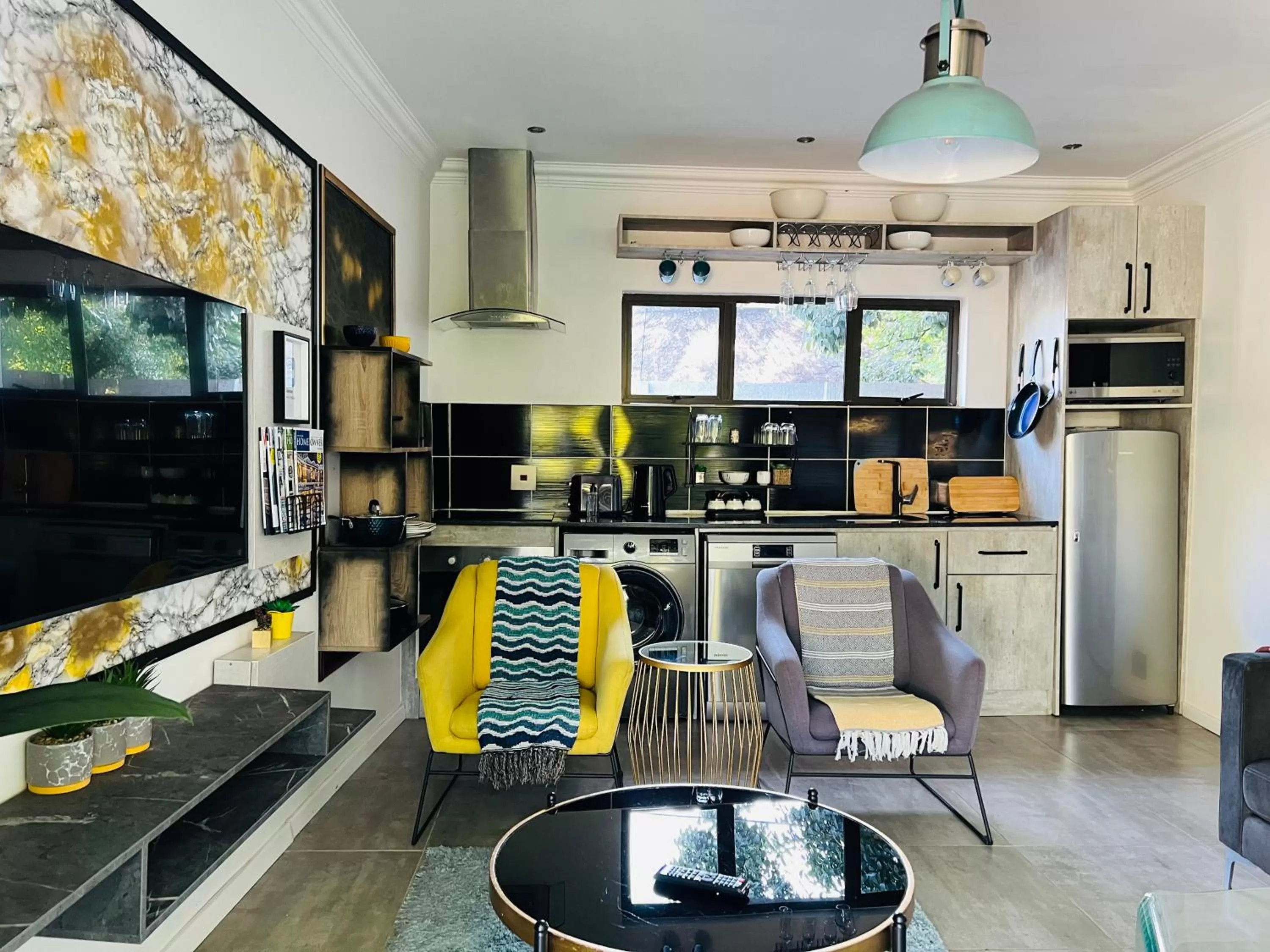 Restaurant/Places to Eat in 24 On Basil Inventive suites