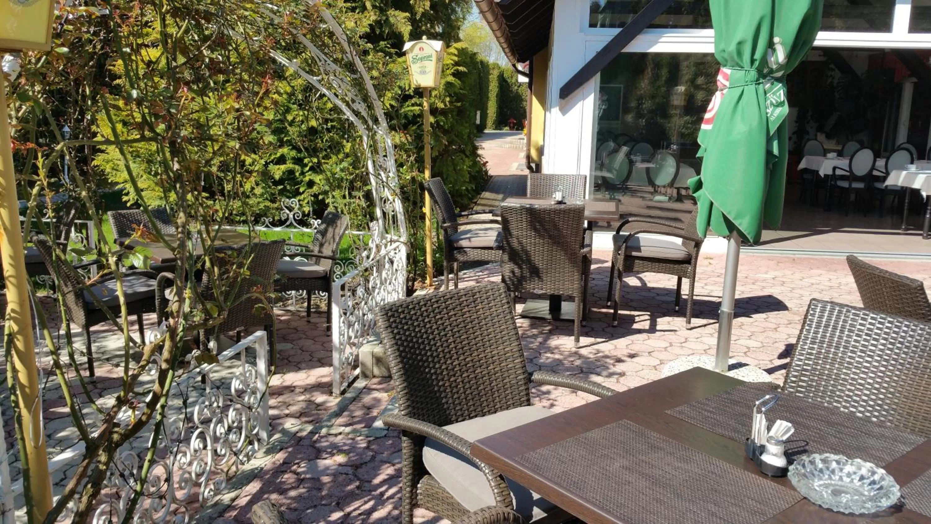 Restaurant/places to eat, Patio/Outdoor Area in Hotel Panorama