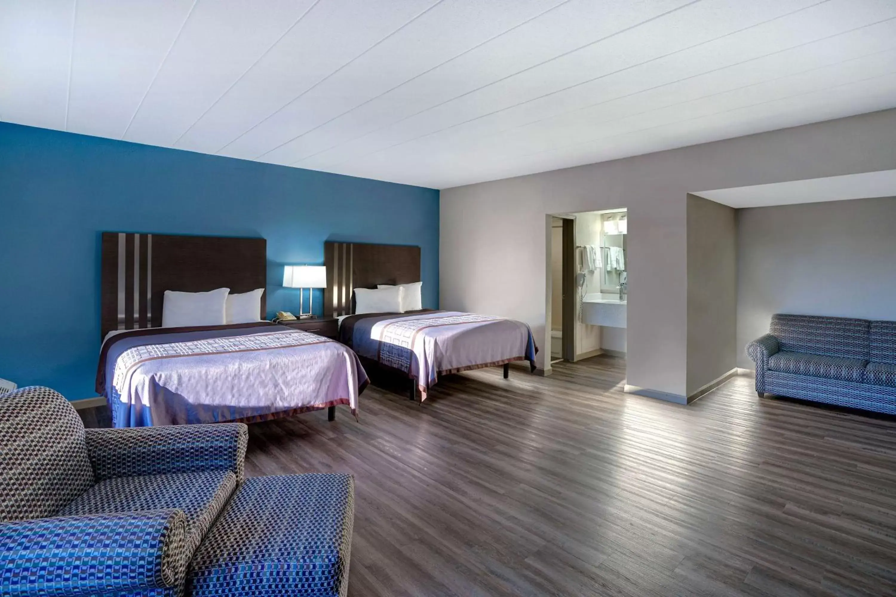 Deluxe Queen Room with Two Queen Beds - single occupancy - Smoking in Motel 6 Burlington Deluxe Queen Room with Two Queen Beds - single occupancy - Smoking in Motel 6 Burlington