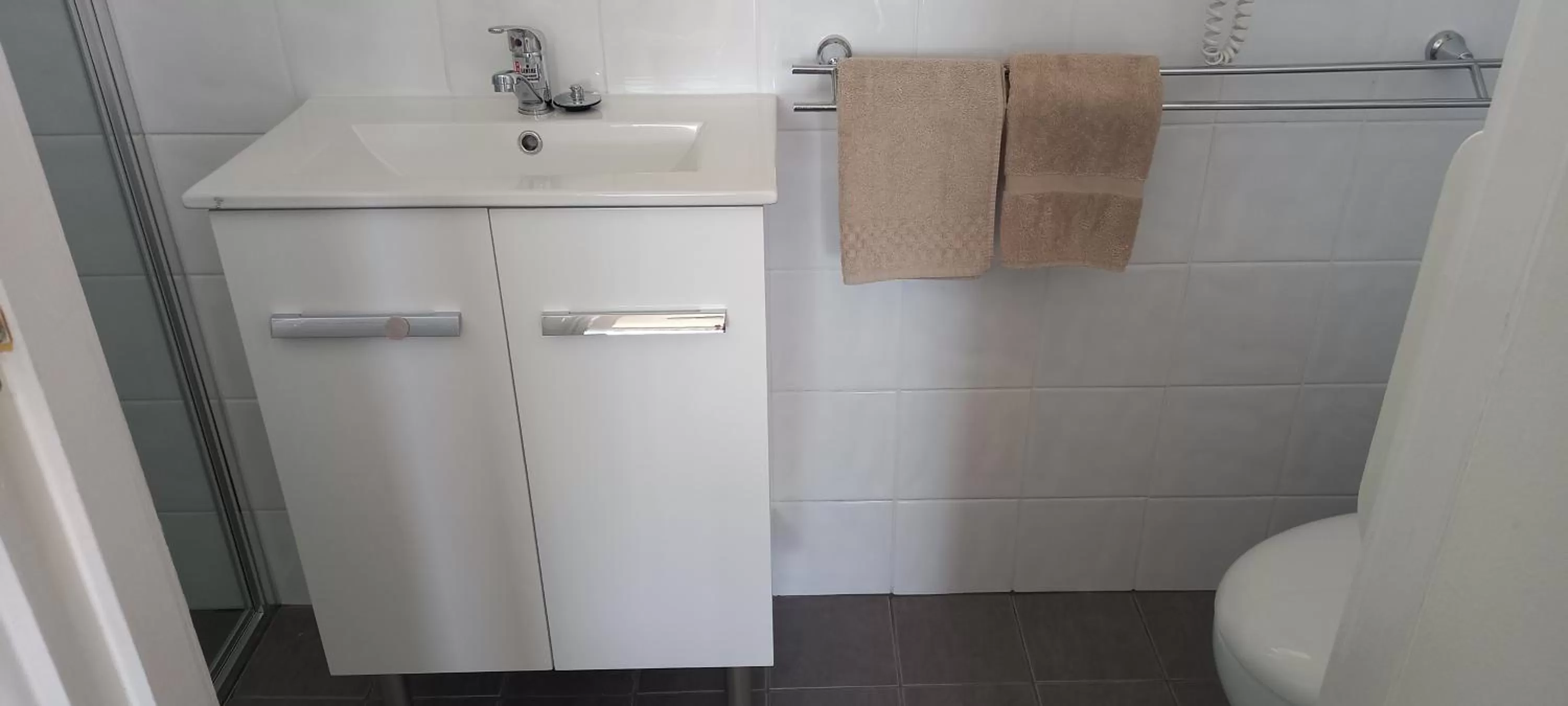 Bathroom in White Manor Motel