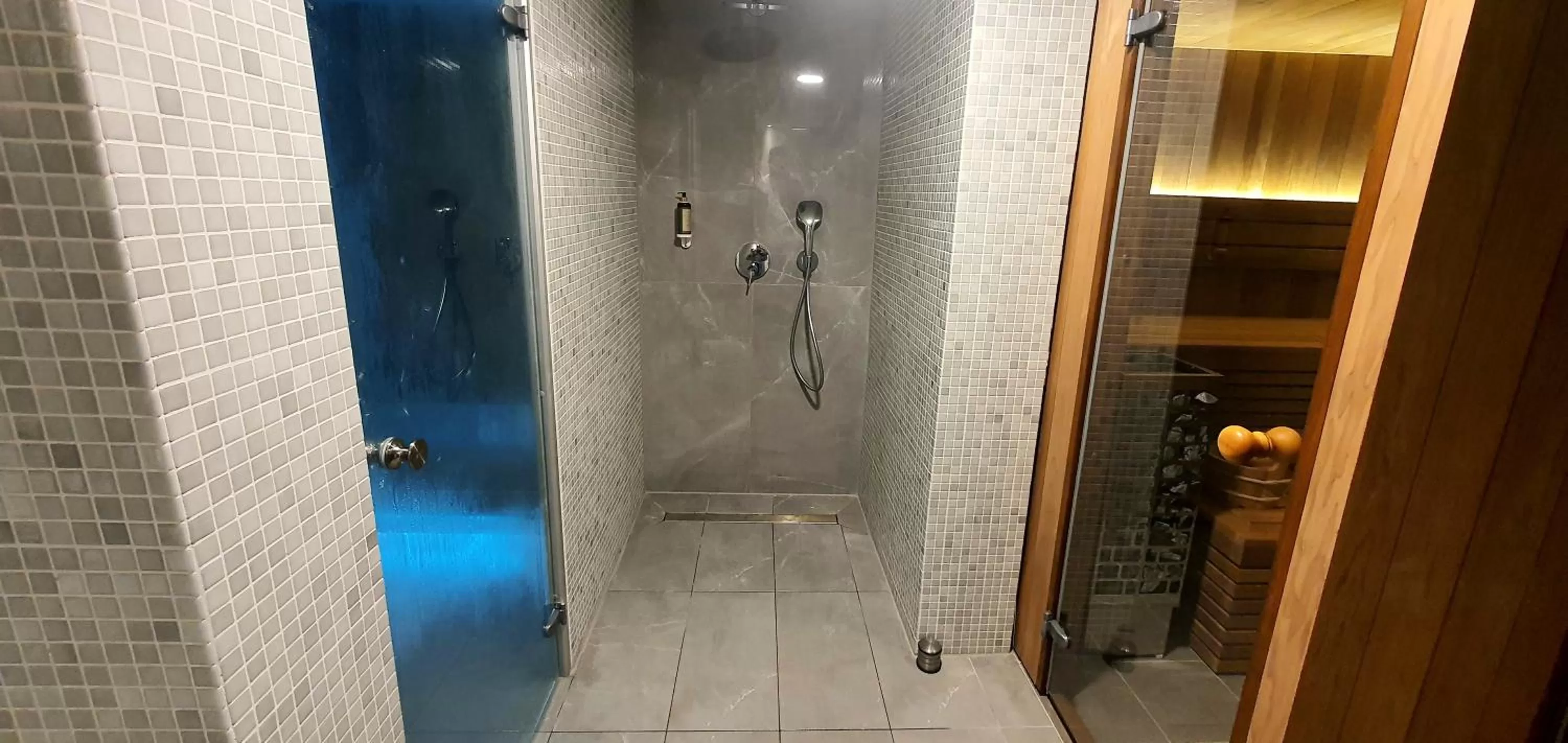 Shower in Boutique Hotel Acacia