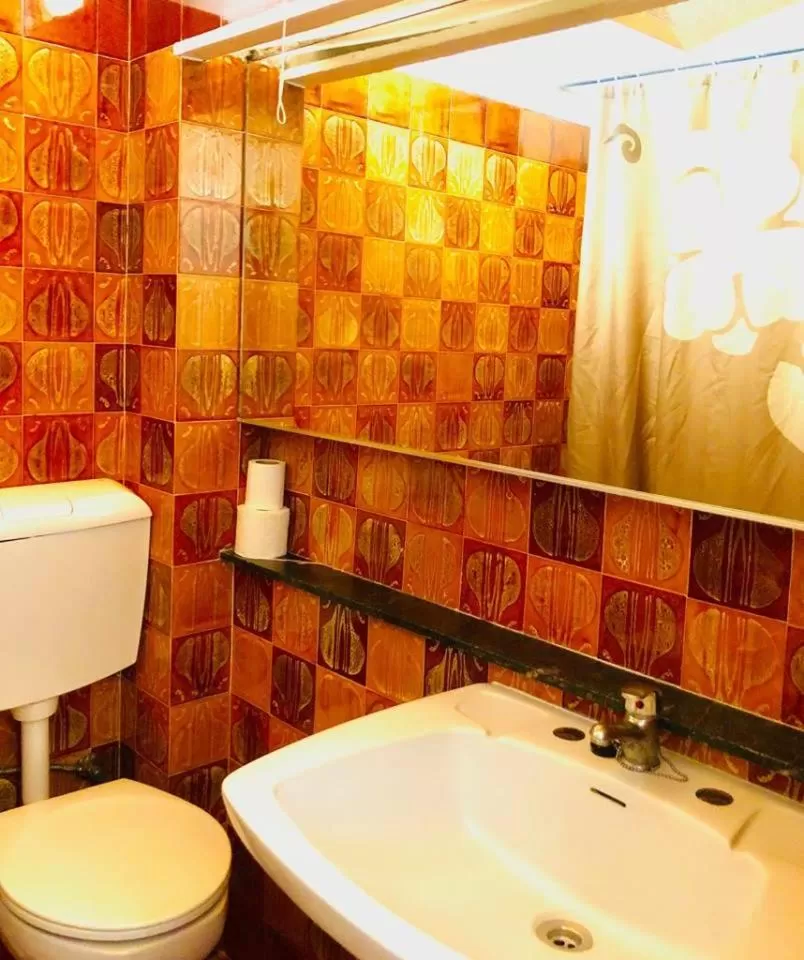 Bathroom in Albufeira Jardim by Umbral