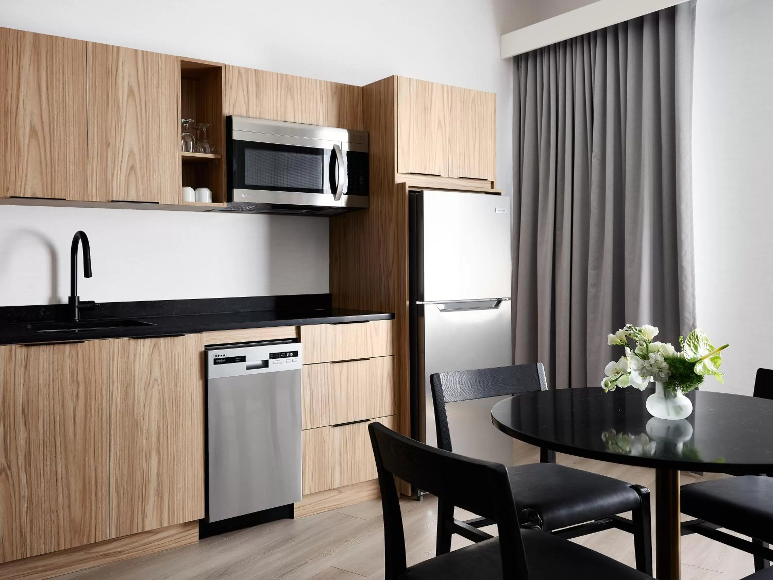 Kitchen or kitchenette in Hôtel MOCO Valleyfield