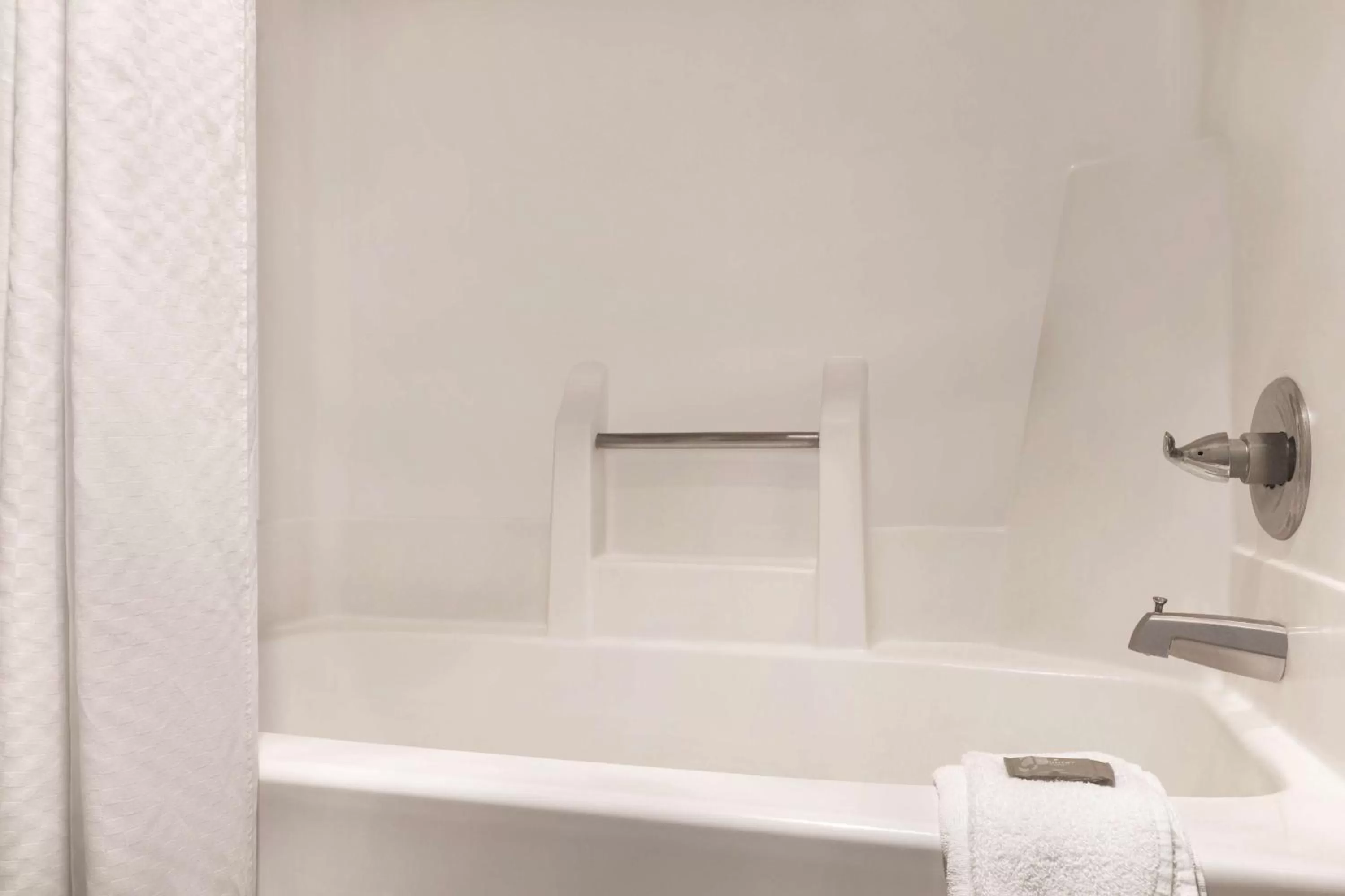 Bathroom in Country Inn & Suites by Radisson, Auburn, IN