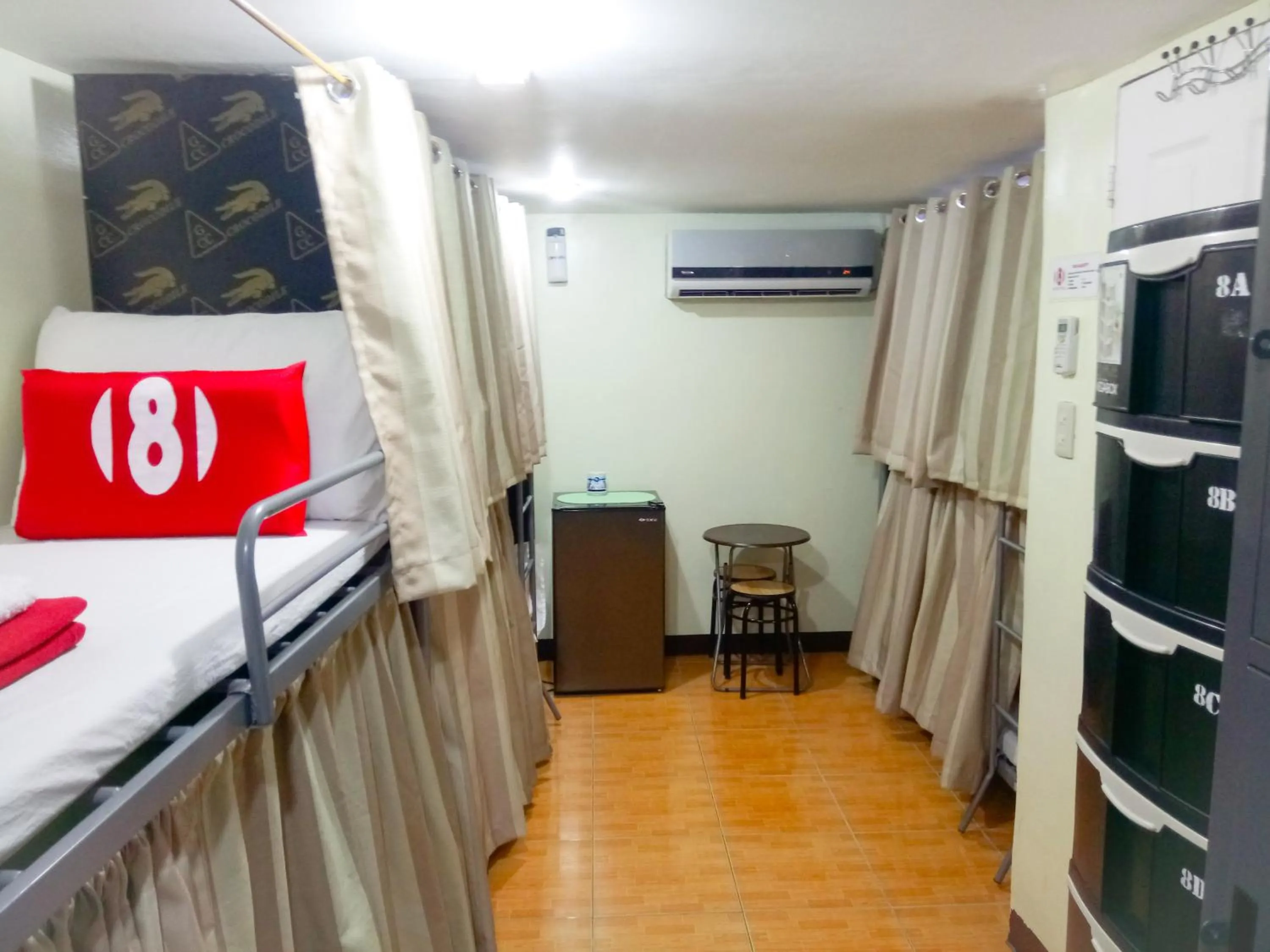bunk bed, Bed in 8Hostel