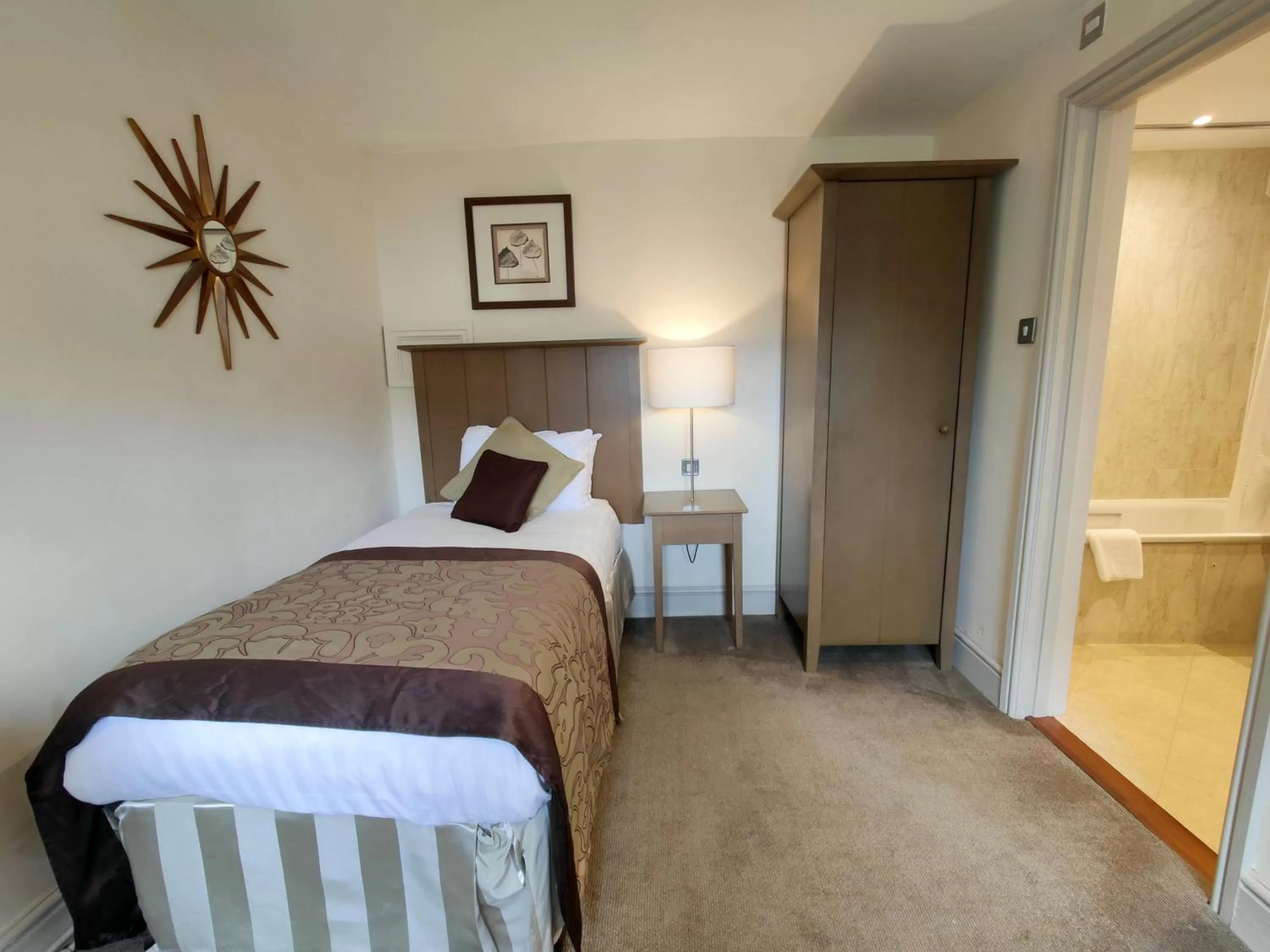 Bedroom, Bed in The Priest House On The River