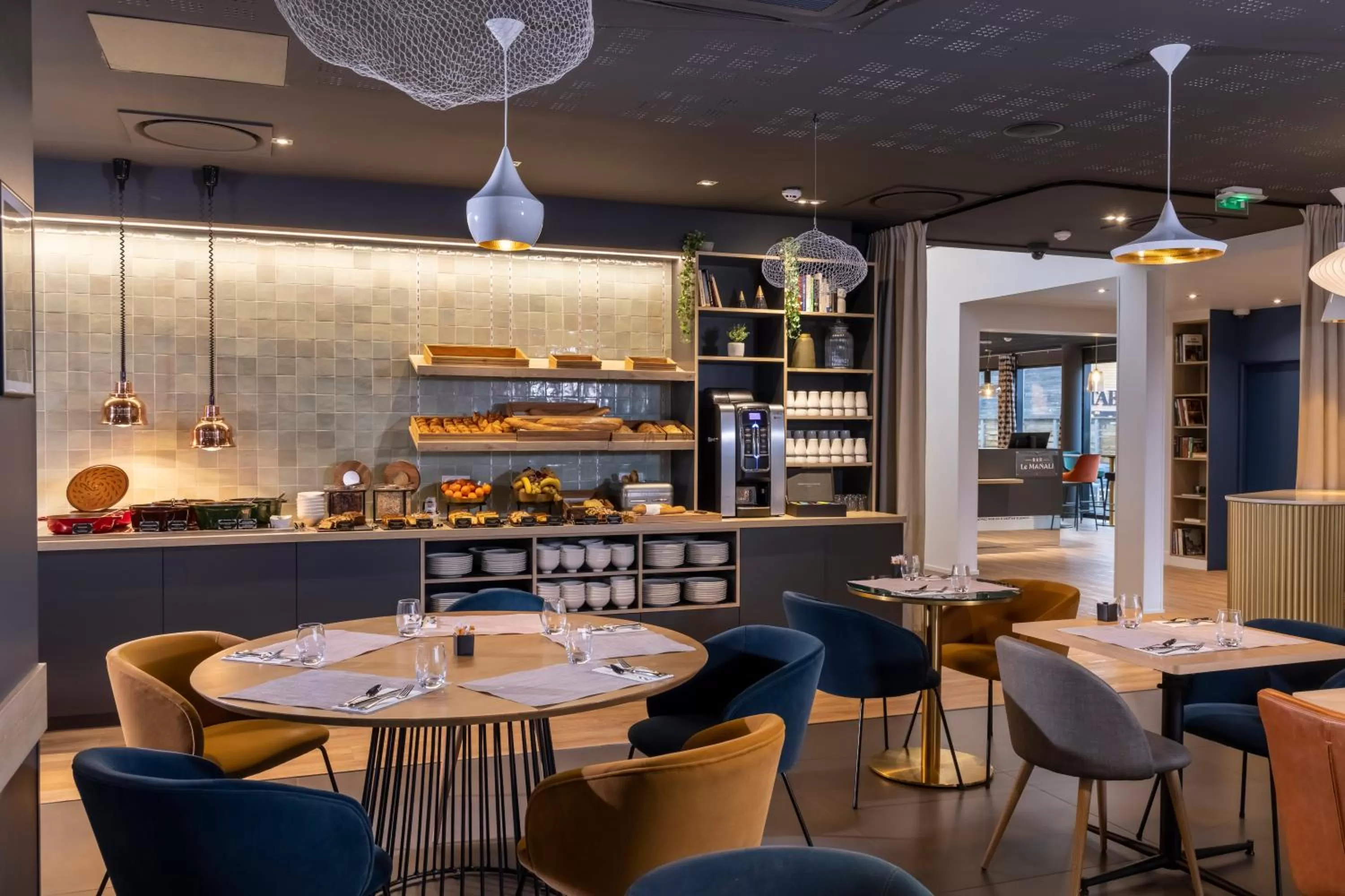 Buffet breakfast in PADJA Hôtel & Spa Vannes