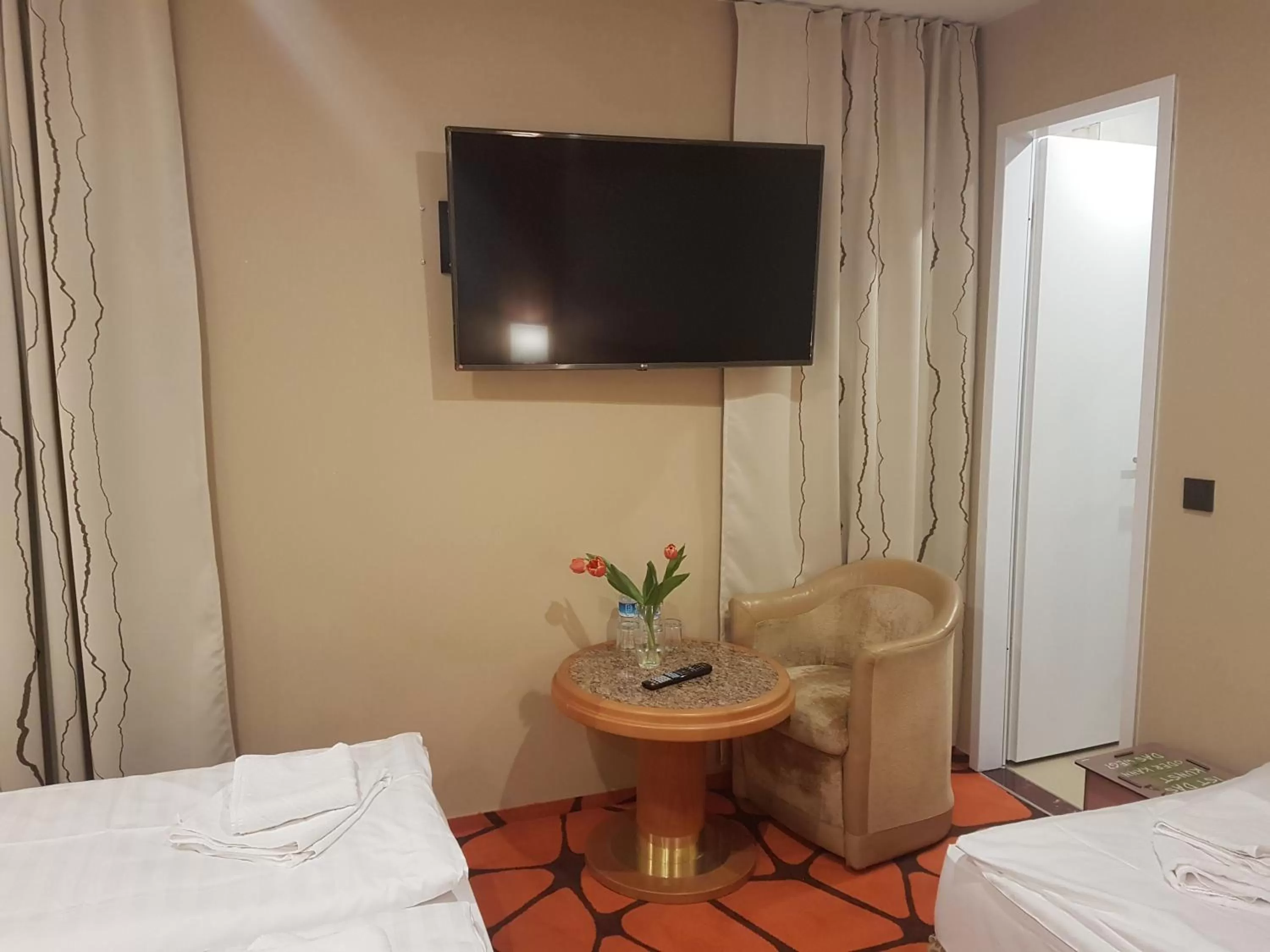 TV and multimedia, Bed in Elbgalerie Hotel