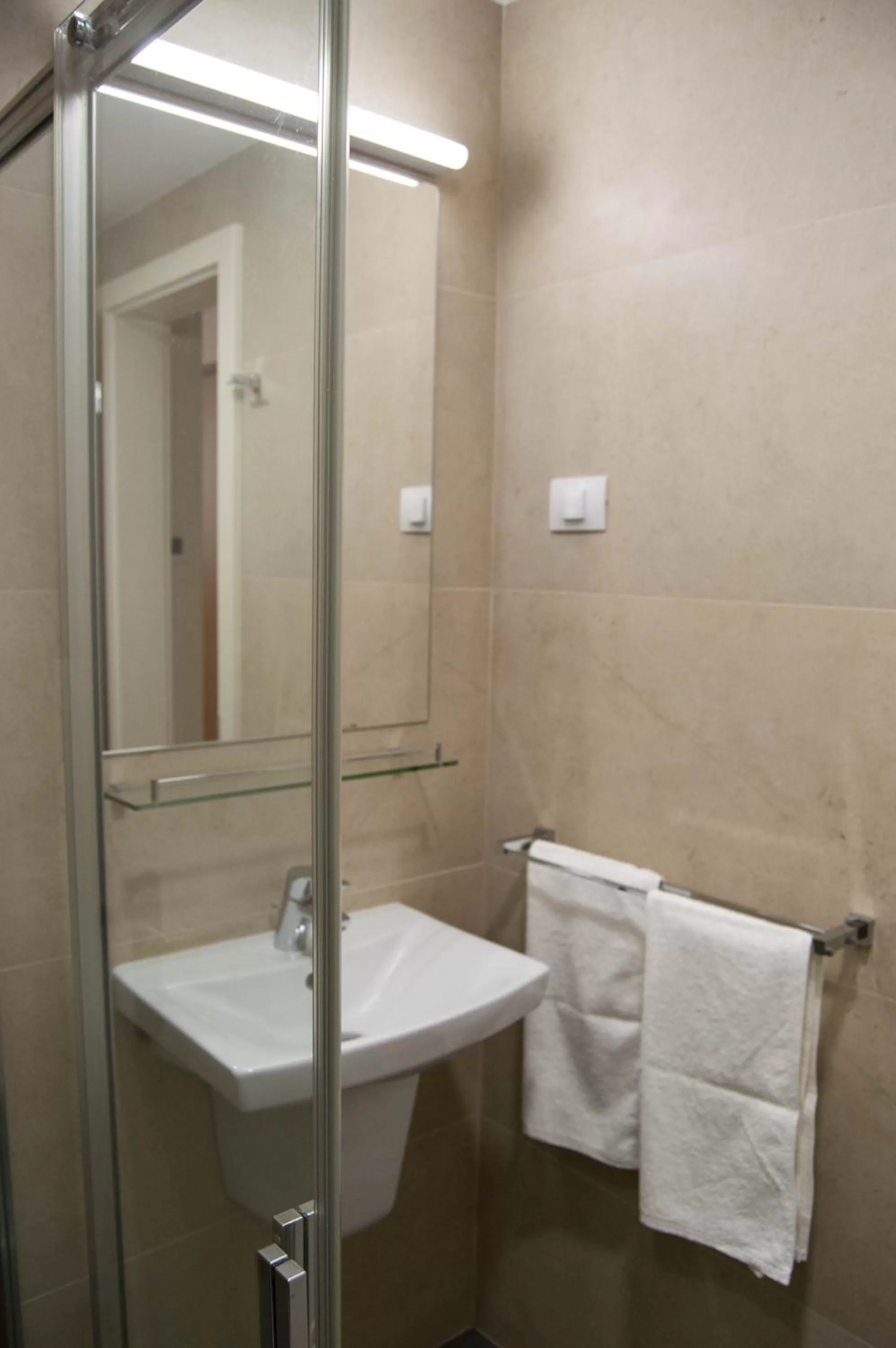 Bathroom in Fidelitas Hotel