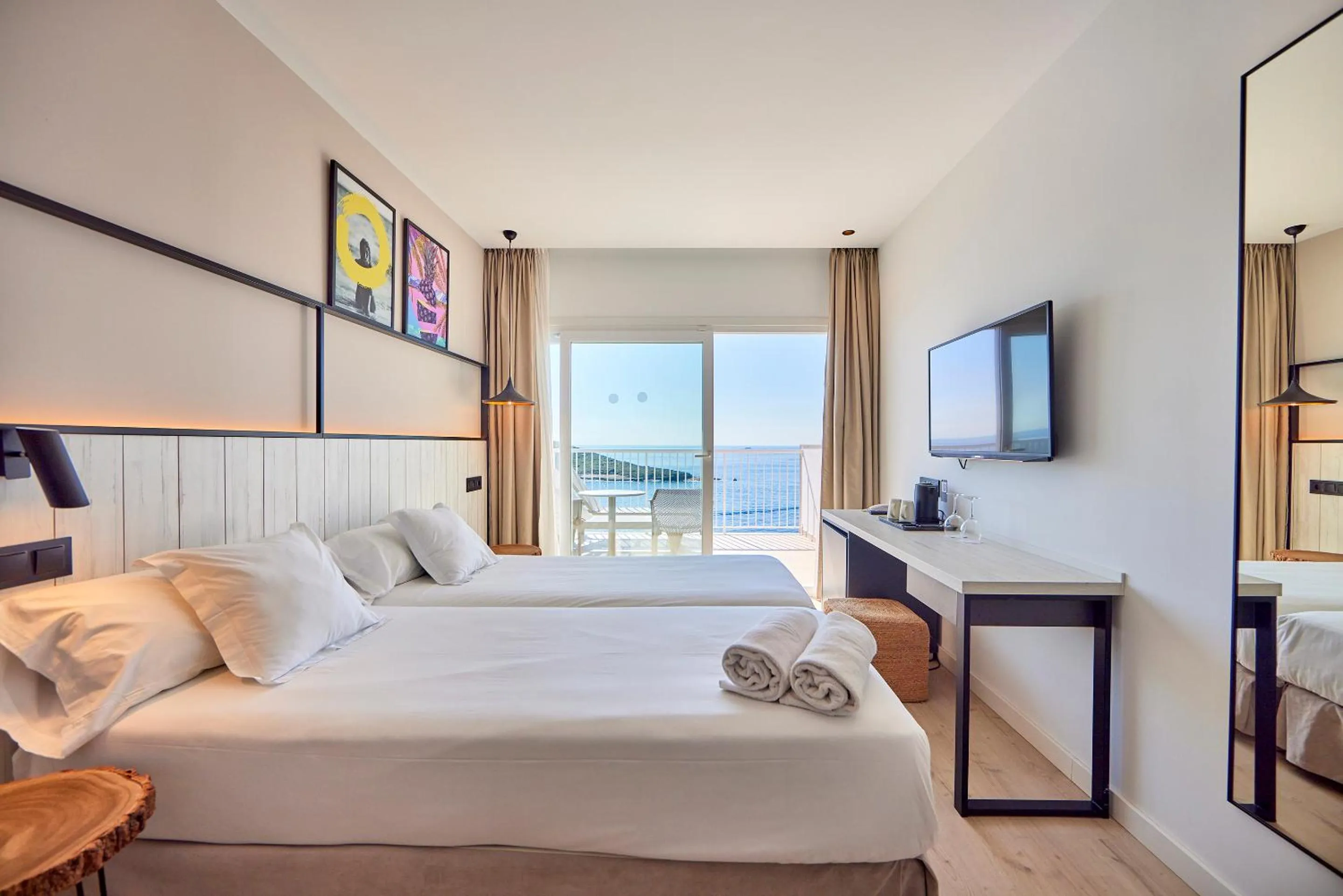 Photo of the whole room, Bed in Hotel Florida Magaluf - Adults Only