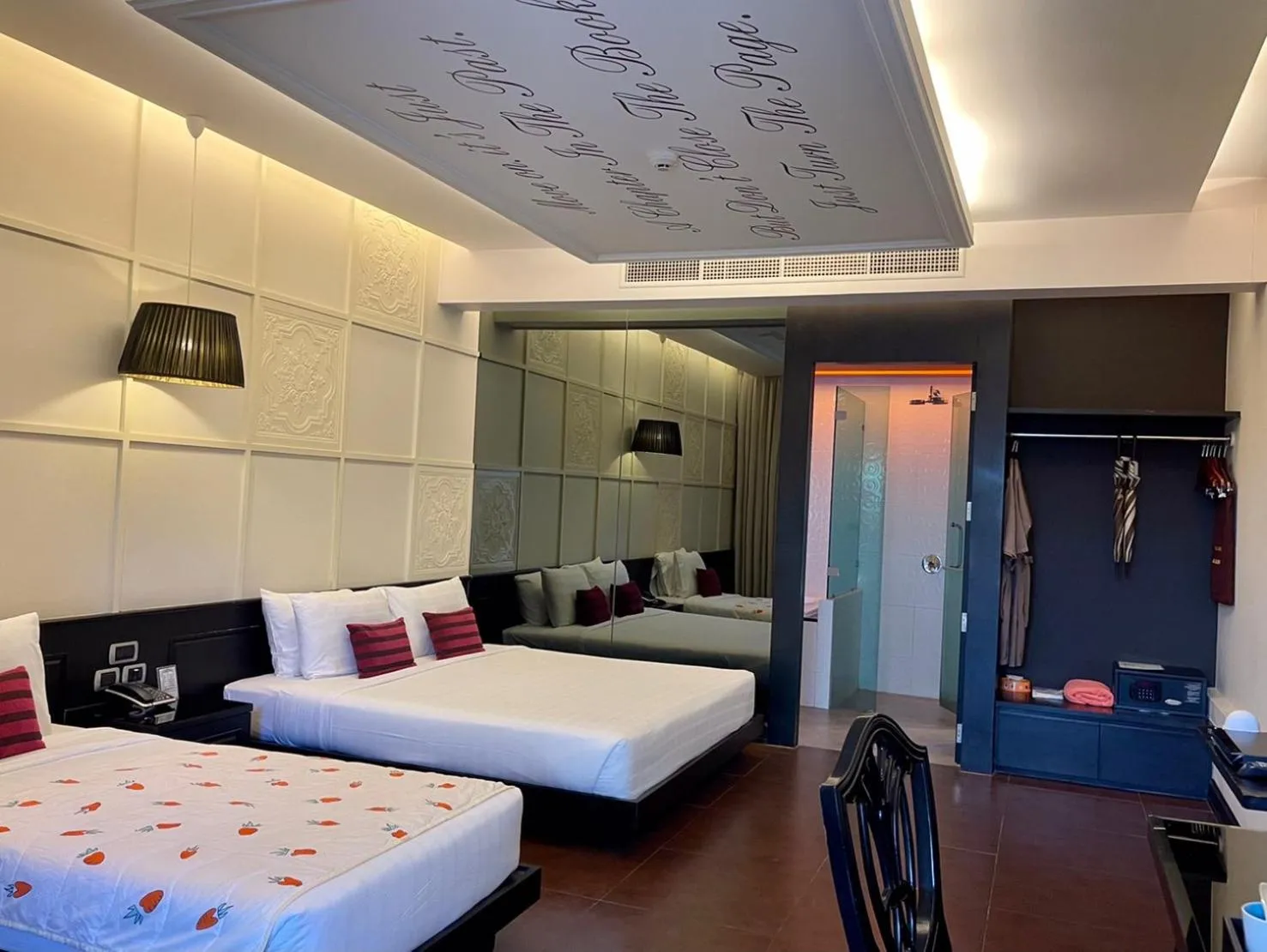 Bed in Long Beach Garden Hotel & Pavilions