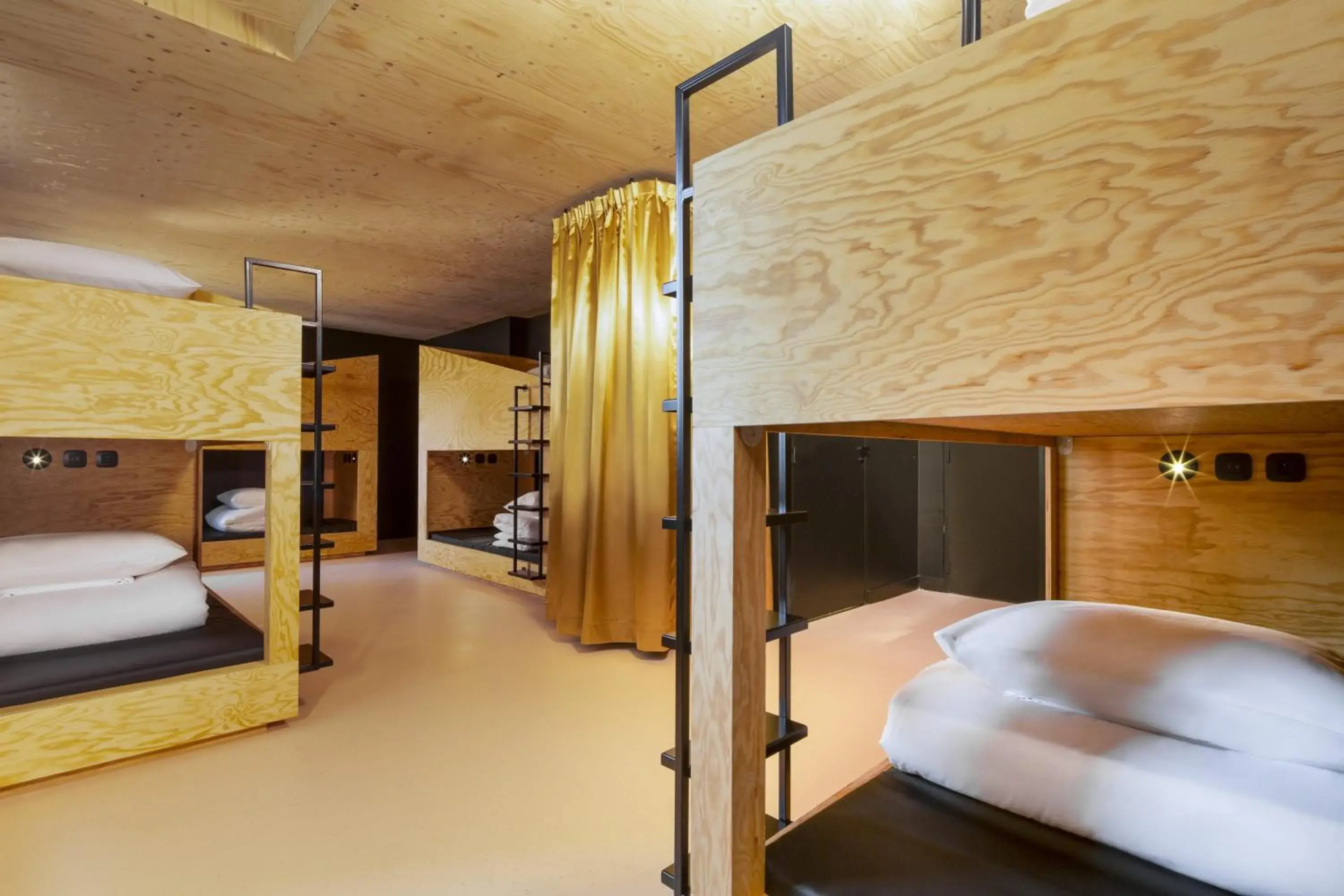 Private Bedroom for 6 people with a bathroom in JO&JOE Paris Gentilly - Auberge de Jeunesse Private Bedroom for 6 people with a bathroom in JO&JOE Paris Gentilly - Auberge de Jeunesse