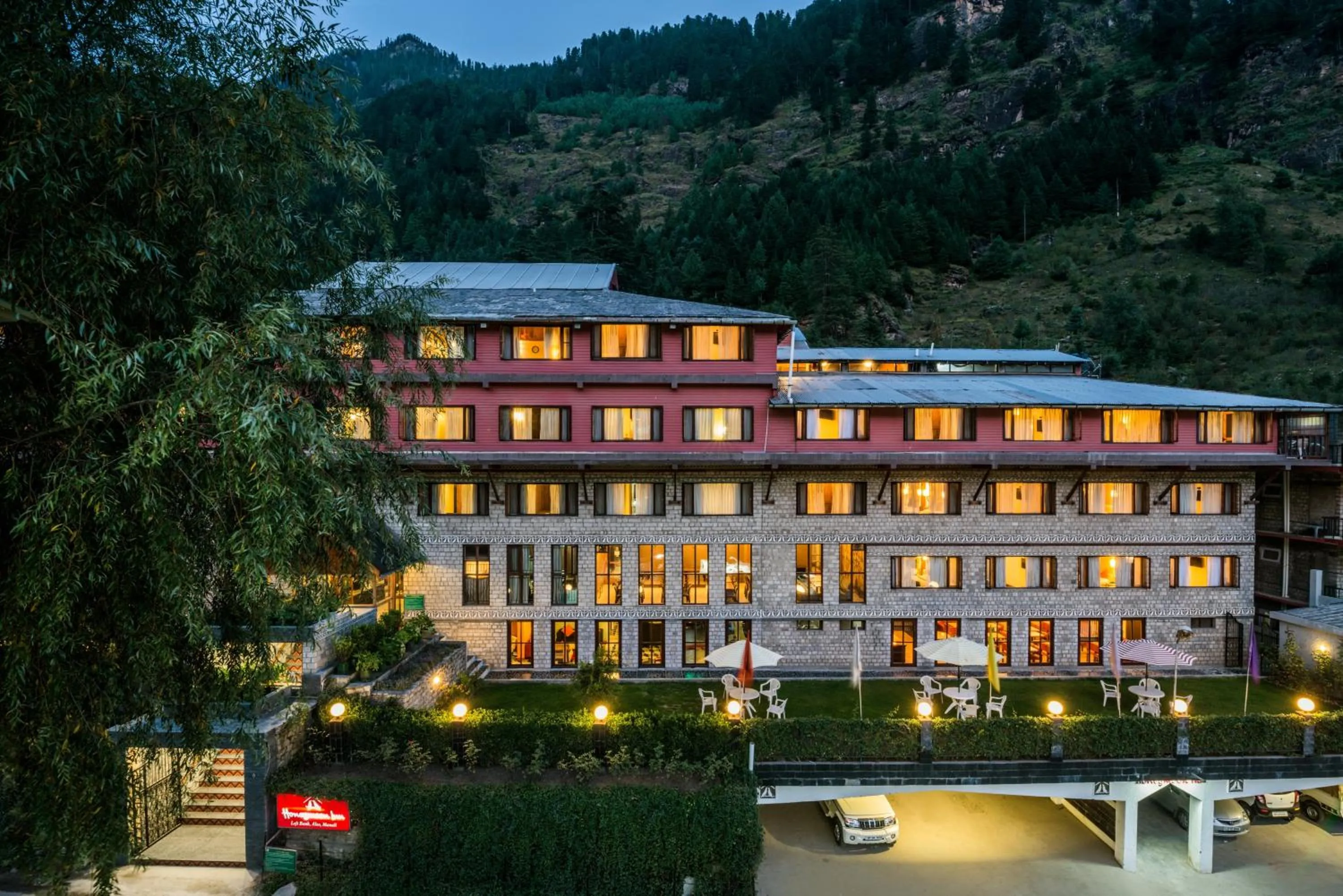 Facade/entrance in Honeymoon Inn Manali