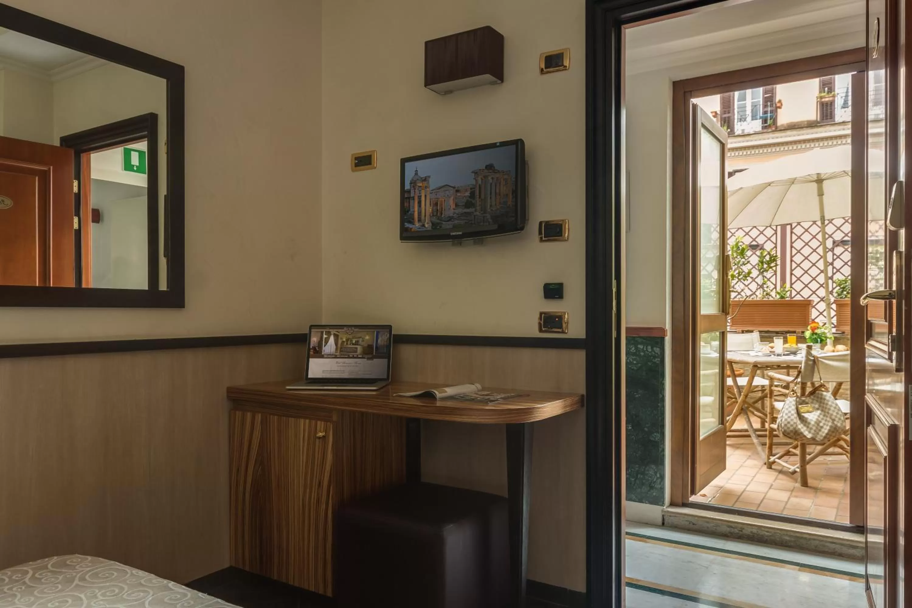 TV and multimedia in Hotel Borromeo