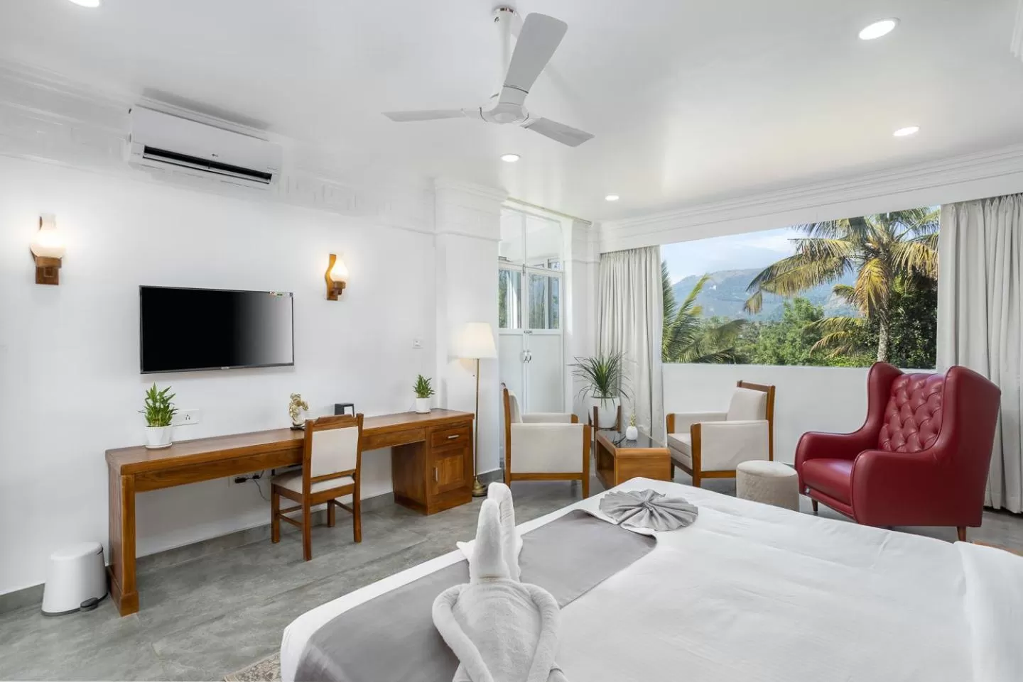 Bed, TV/Entertainment Center in HOTEL WHITE HOUSE, Munnar