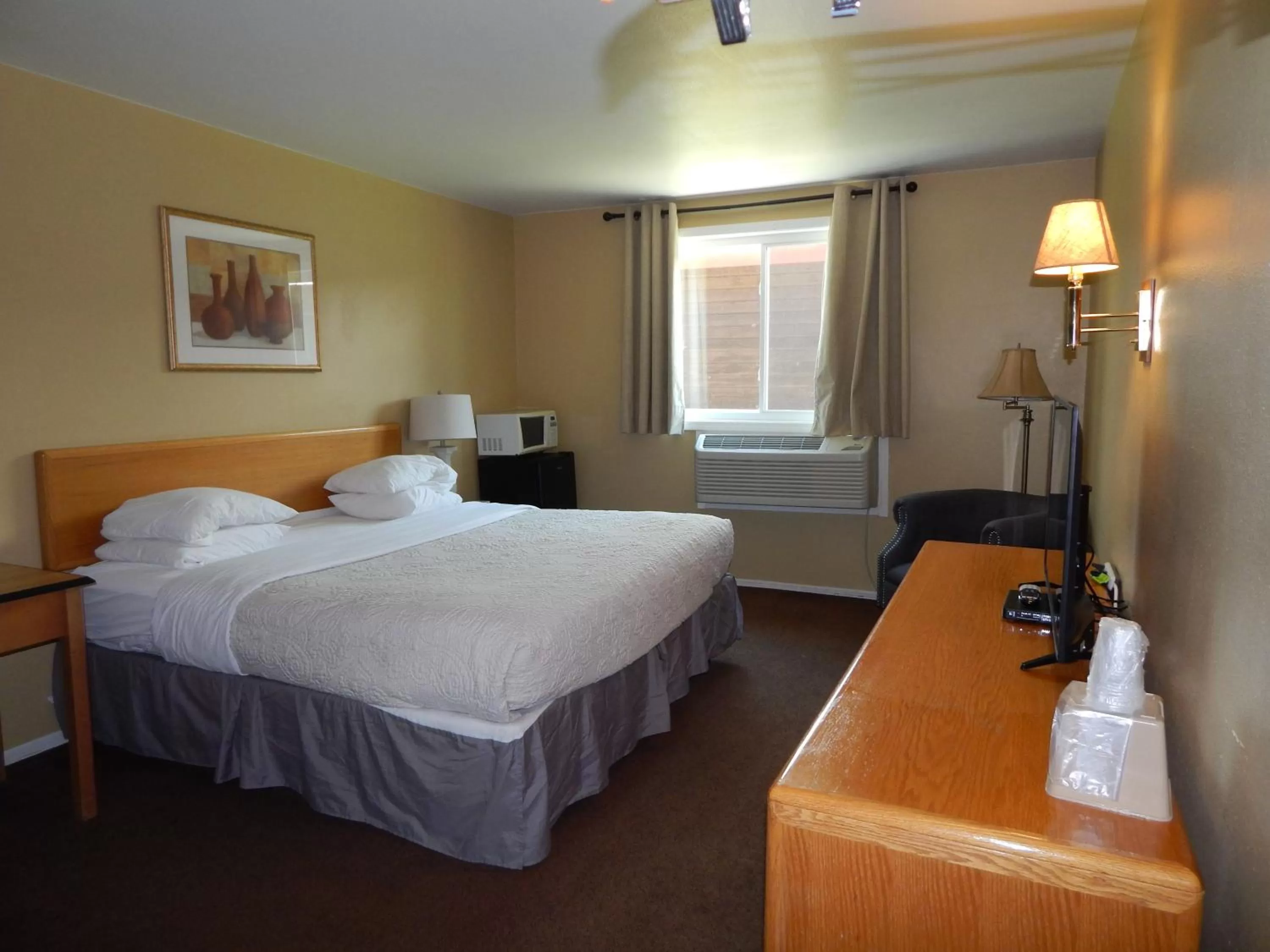 Photo of the whole room, Bed in Alpine Inn