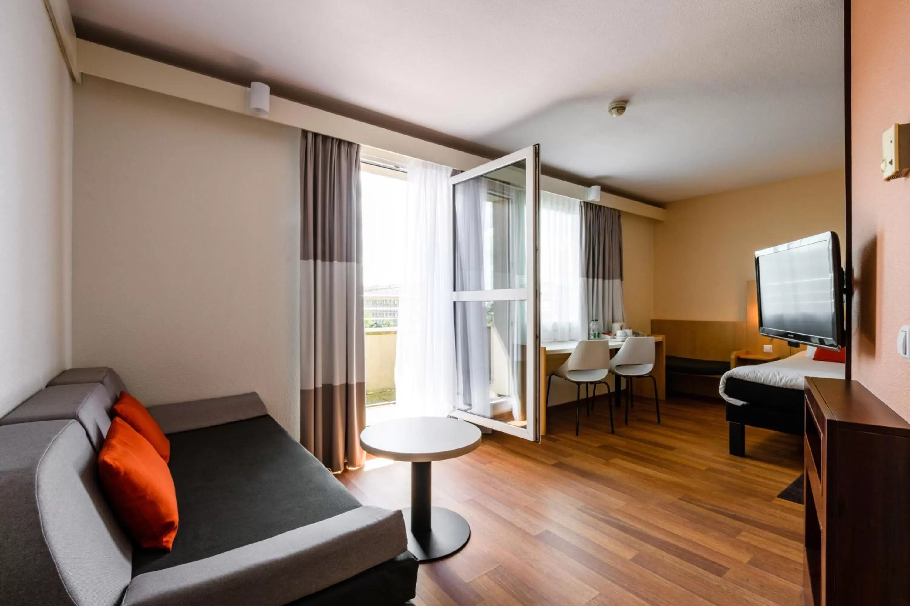 Junior Suite with Balcony and Sofa Bed in Ibis Warszawa Stare Miasto