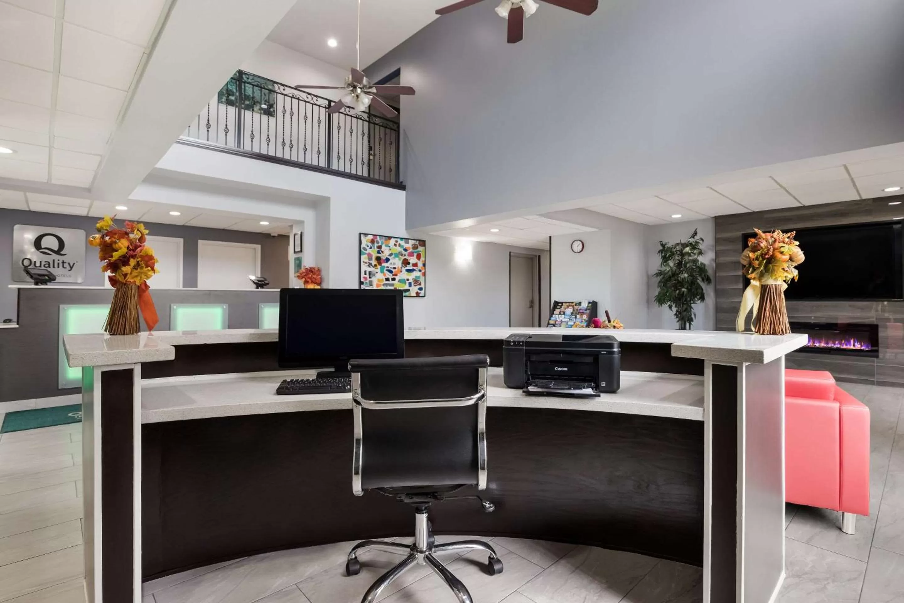 Lobby or reception in Quality Suites Tulsa I-44