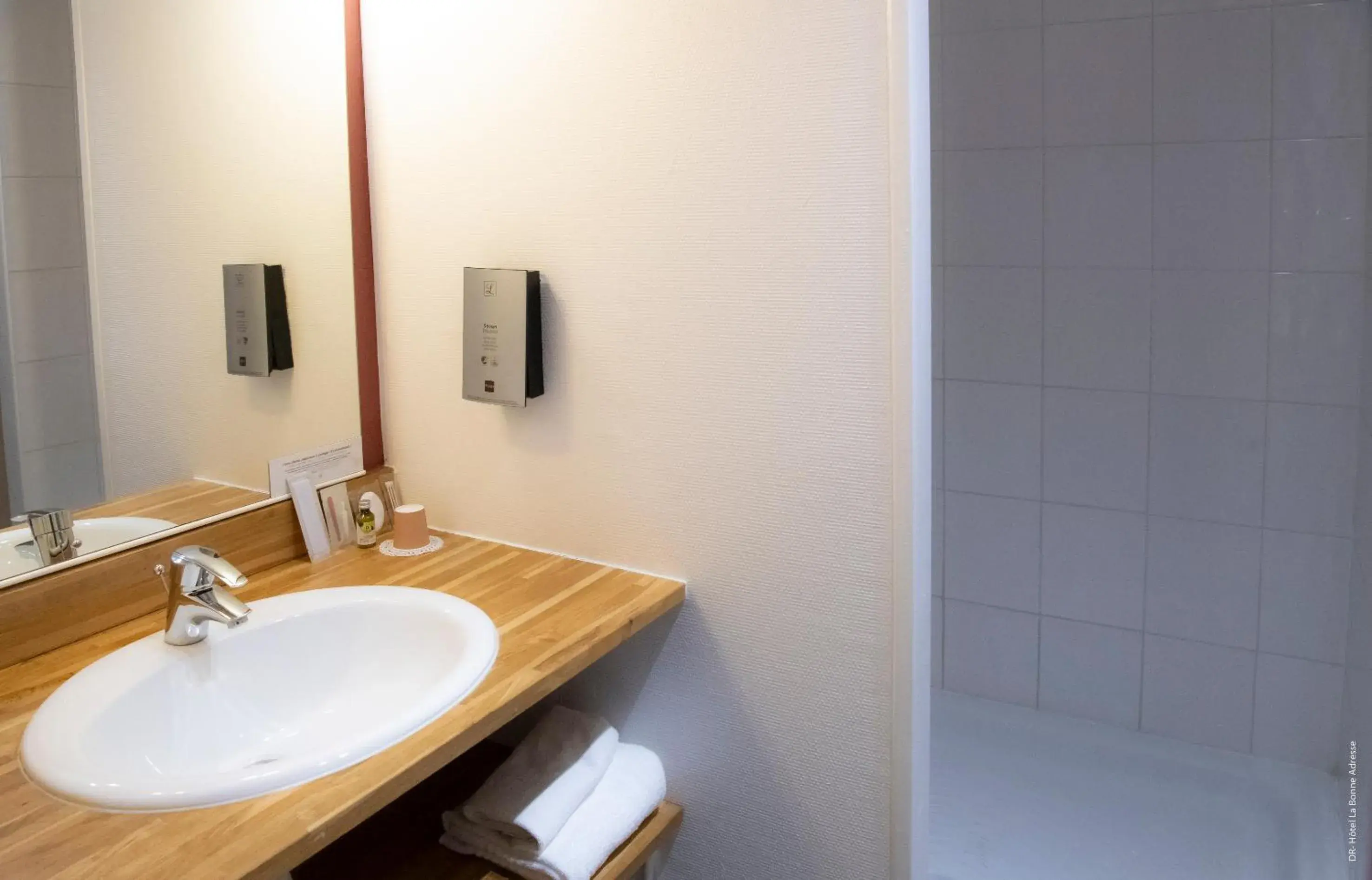Double or Twin Room with Private Bathroom in Hotel de Charme La Bonne Adresse - Logis hotels Double or Twin Room with Private Bathroom in Hotel de Charme La Bonne Adresse - Logis hotels