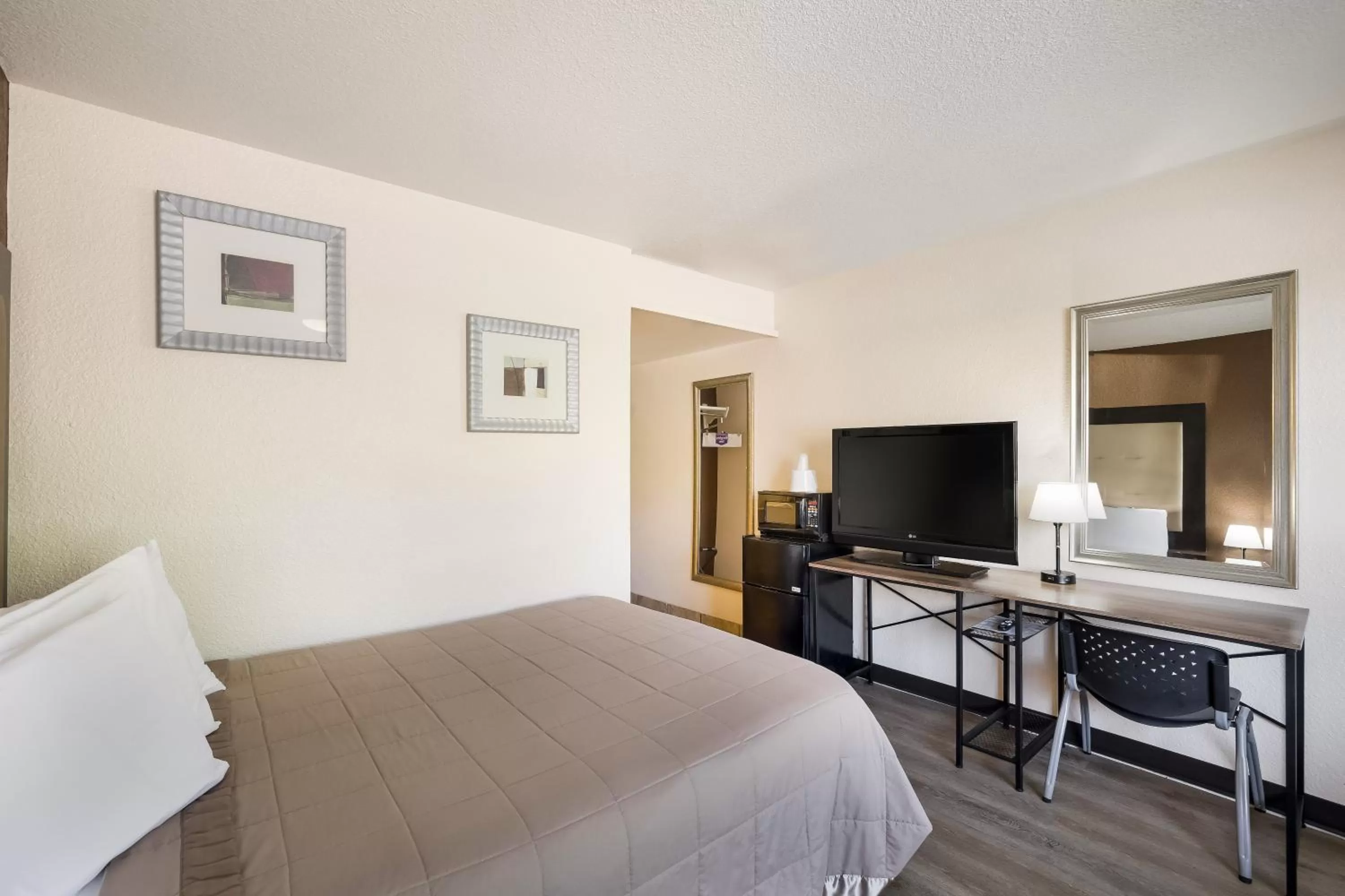 Bed in Knights Inn Sierra Vista / East Fry