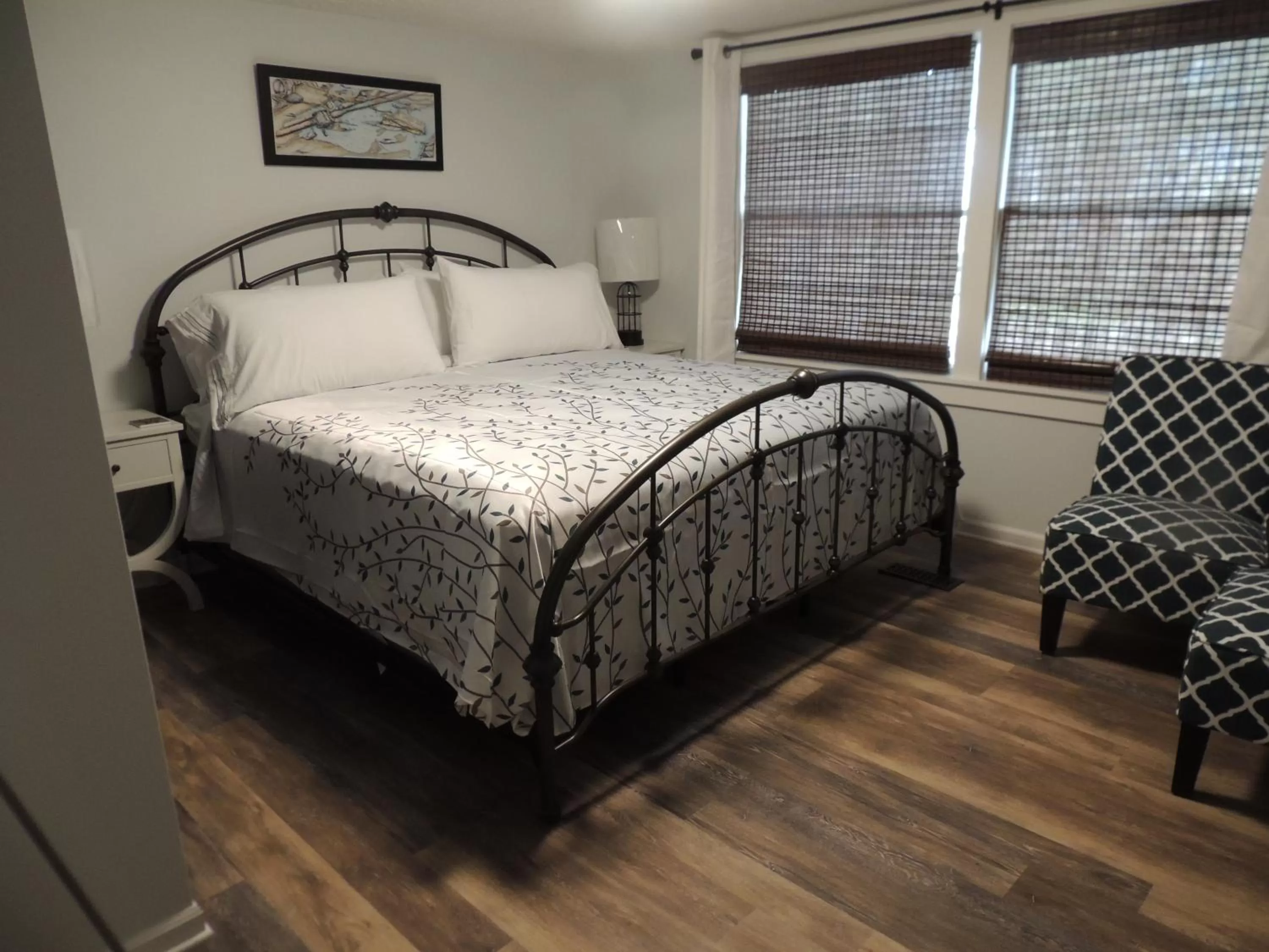 Photo of the whole room, Bed in White Caps Motel and RV Park