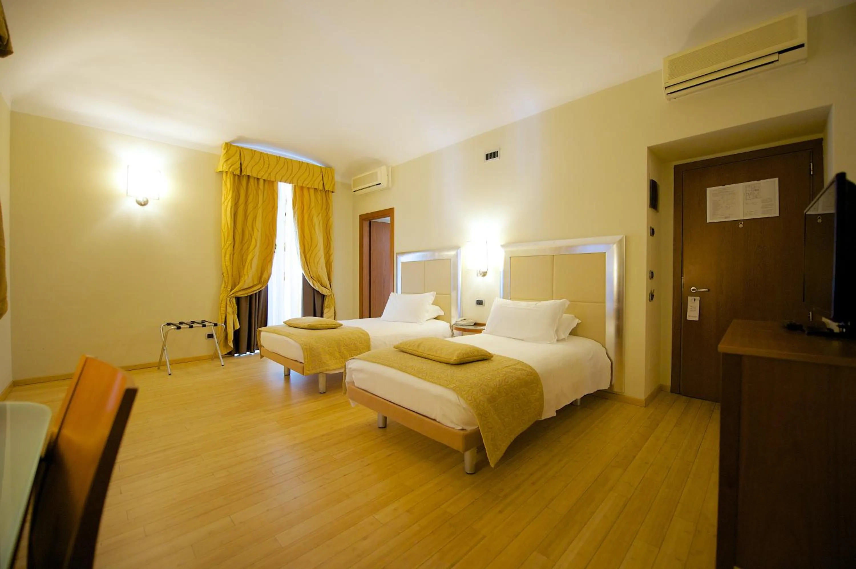 Photo of the whole room, Bed in Best Western Crystal Palace Hotel