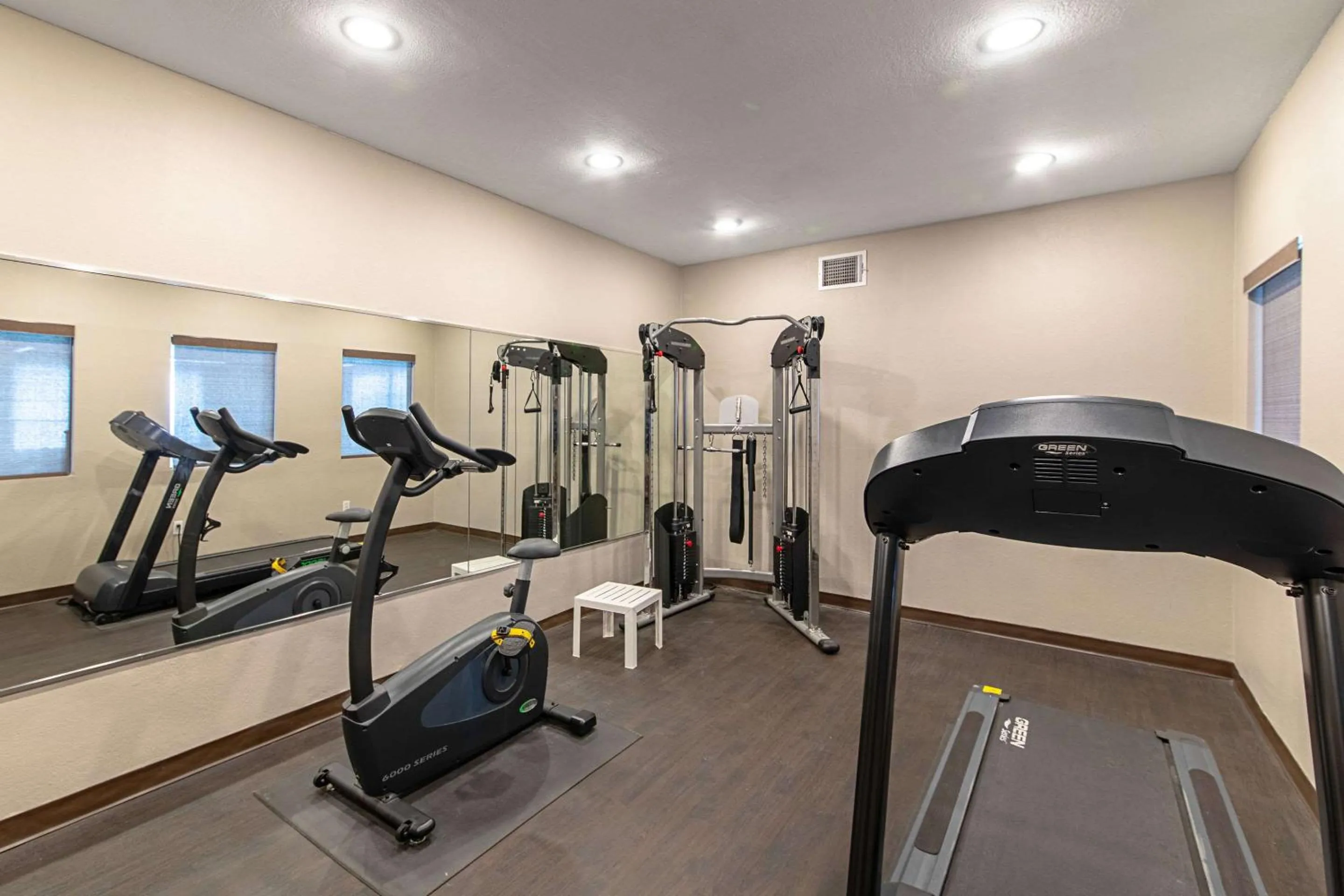 Fitness centre/facilities in Quality Suites Austin South Street Elmo District