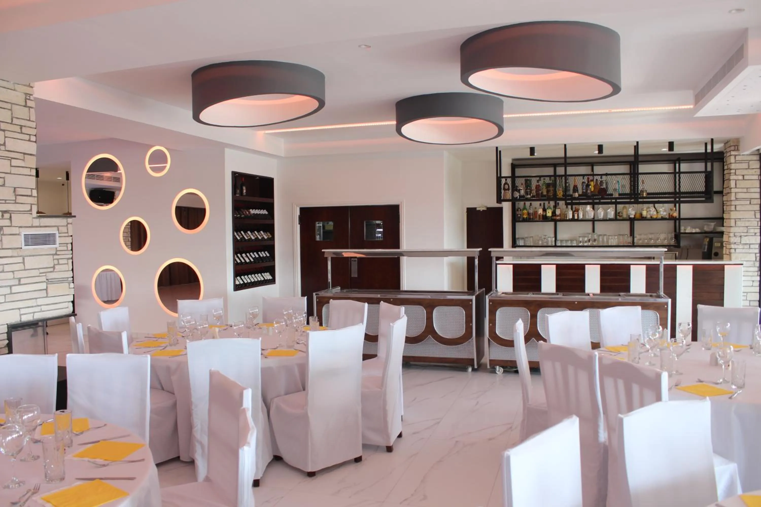 Restaurant/places to eat in Petsas Apartments